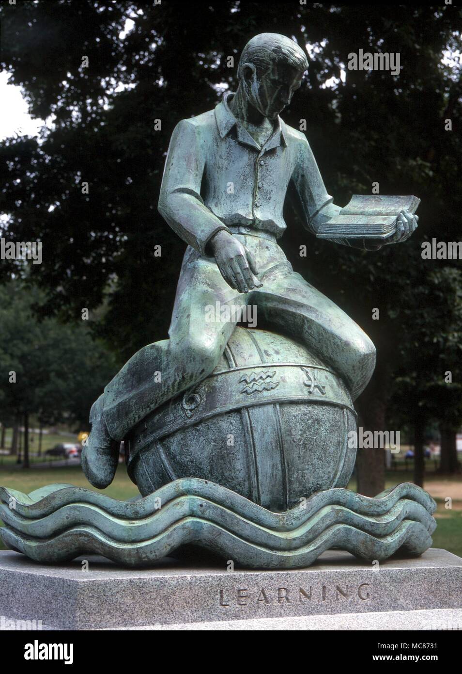 Astrologie - amerikanischen Boston. Statue auf Boston Common, die dazu bestimmt sind, repräsentieren "Lernen". Ein kleiner Junge sitzt mit einem Buch auf einem himmelsglobus, gekennzeichnet mit dem Tierkreiszeichen Siegel. Boston, Massachussetts Stockfoto