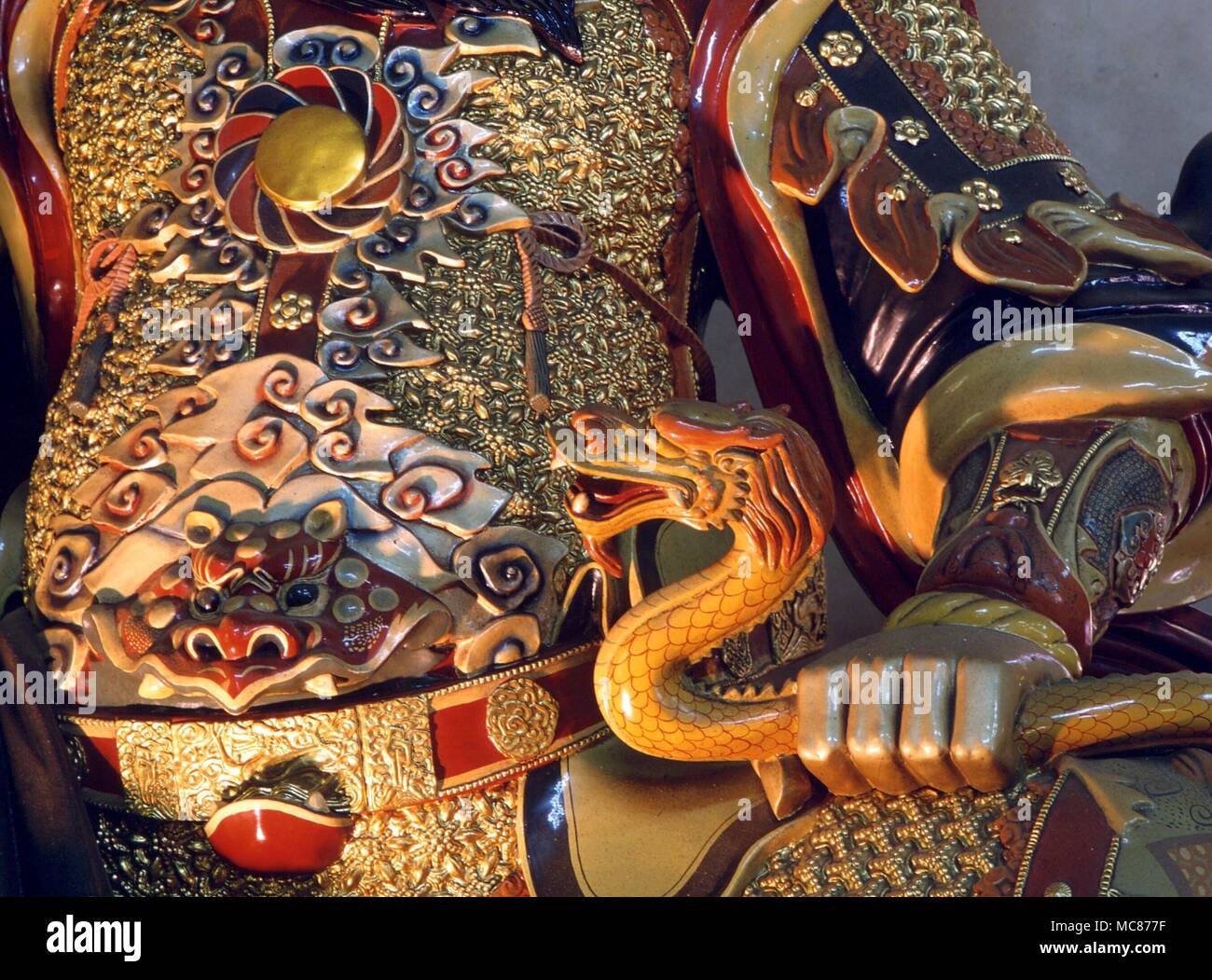 Die Schlange, in der Hand des chinesischen Himmlischer König gehalten, "die gut bekannt", bei denen die Schlange ist ein wichtiges Attribut. Po Lin Kloster, Lantau Stockfoto
