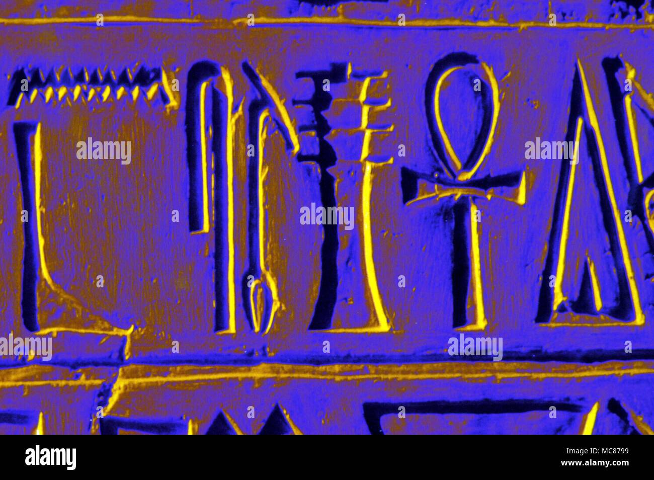 Alphabete - ägyptische Hieroglyphen ägyptischen Hieroglyphen aus dem antiken Tempel des Amun, in Karnak (das antike Theben), Luxor, Ägypten. Unter den Symbolen ist das Ankh. Stockfoto