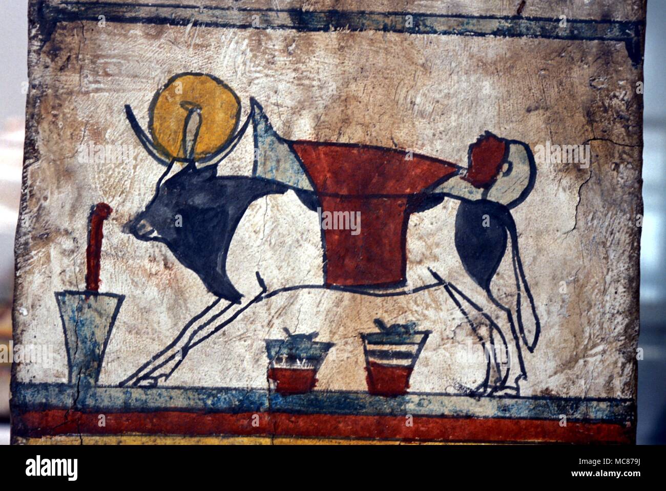 Mythologie - ägyptische Den verstorbenen Menschen auf der Rückseite der psychopomp Stier, Apis durchgeführt. Von einer Mumie bei ca. 1.500 v. Chr.. Stockfoto