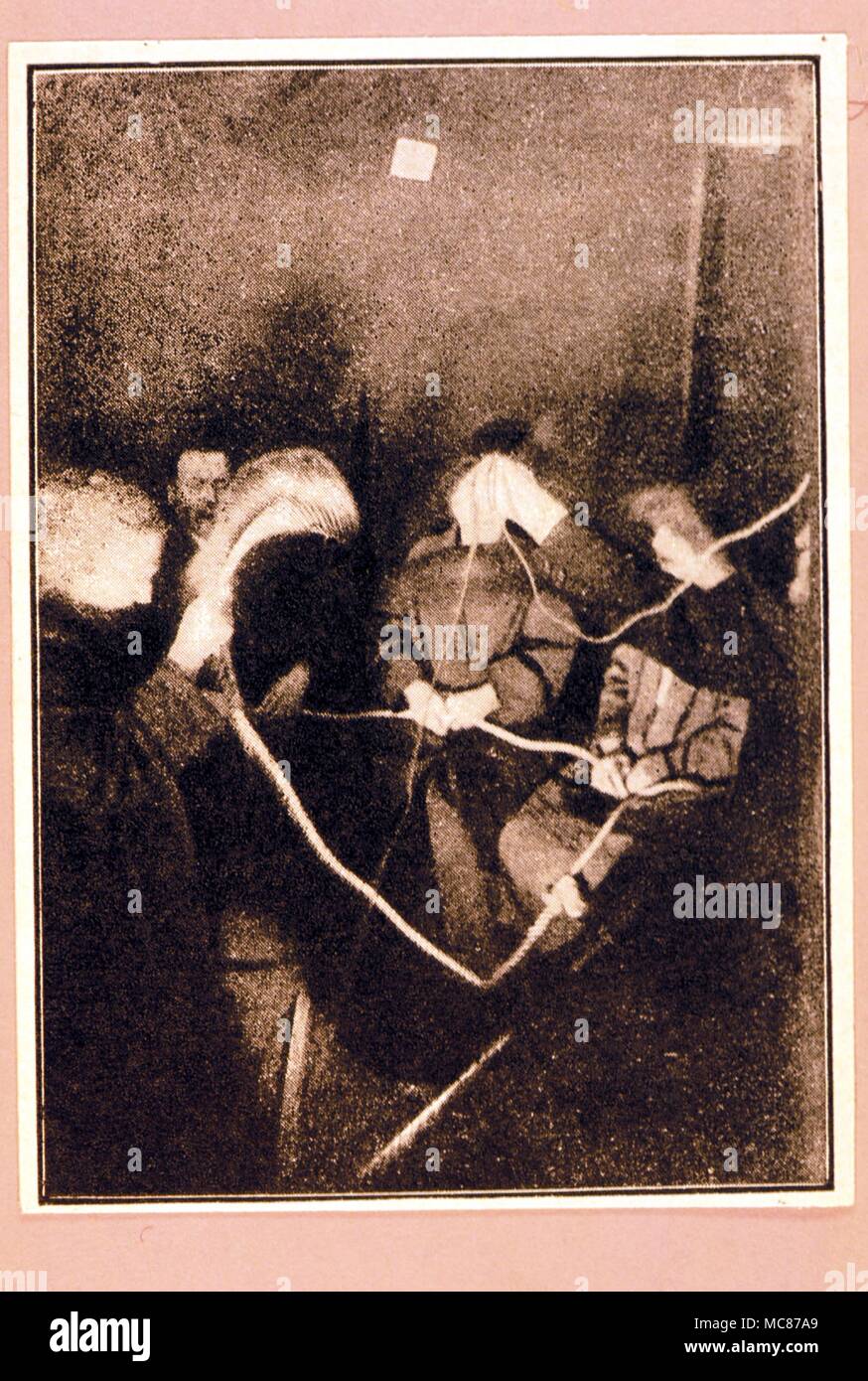 SEANCE - LEVITATION Flash Foto von Warrick-Deane seance des 25. Mai, 1925 - vielleicht den Dramatischsten der Serie. Stockfoto