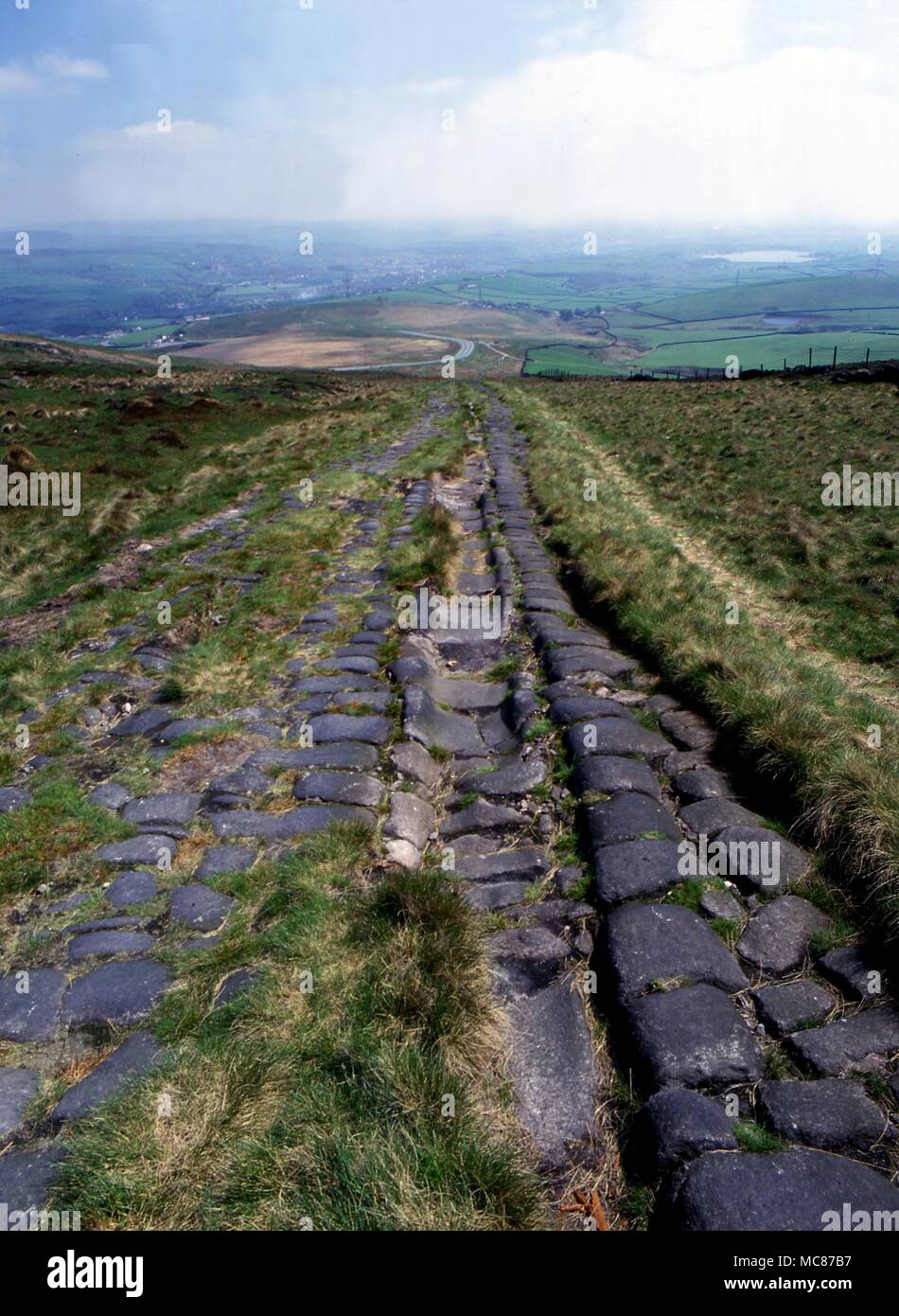 Ley-linien - Alten geraden Spuren der römischen Straße in Lancashire. Es ist mittelalterlichen pack-Straße, und ein gutes Beispiel dafür, wie gerade Gleise zwischen den Punkten abgeschnitten wurden, ungeachtet der Hindernisse. Die moderne Straße biegt nach Norden. Stockfoto