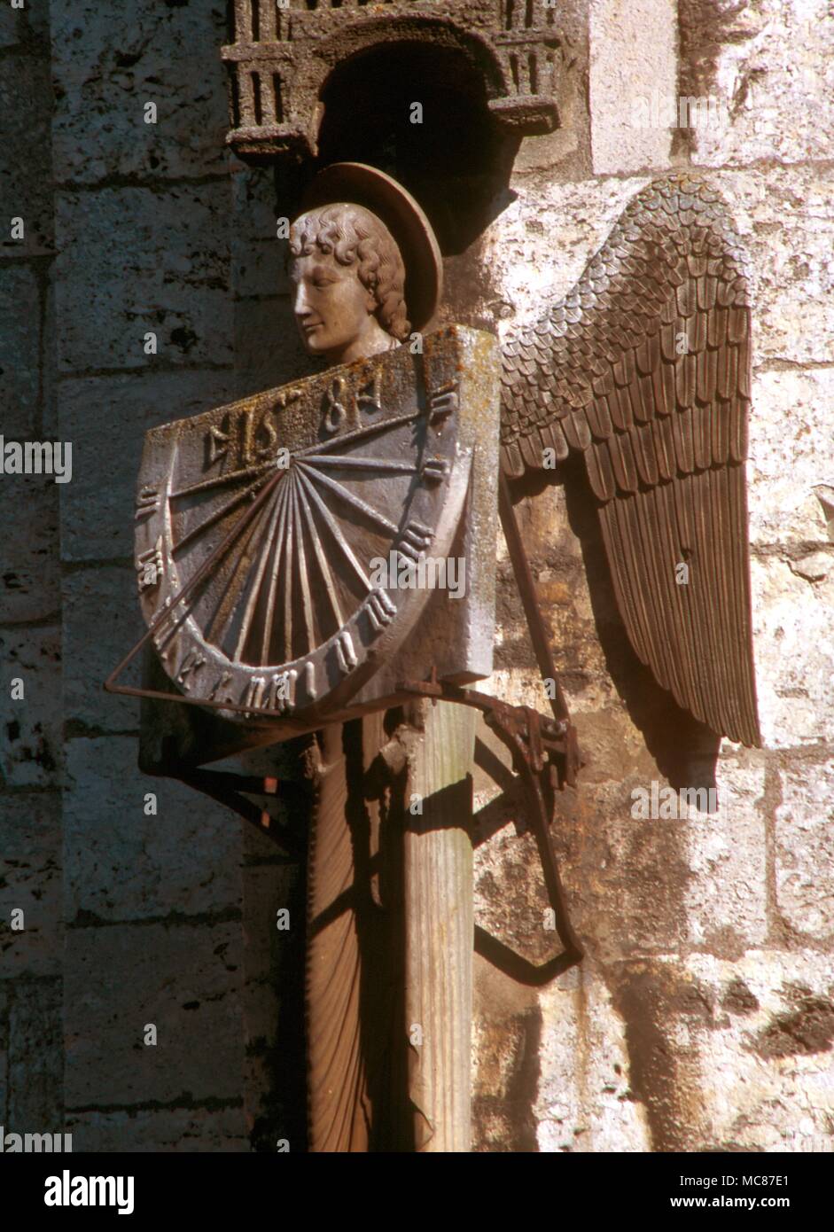 Chartes Kathedrale Die engelhafte Träger der mittelalterlichen Sonnenuhr an der Südwand von hartres Dom - Â®/Charles Walker Stockfoto