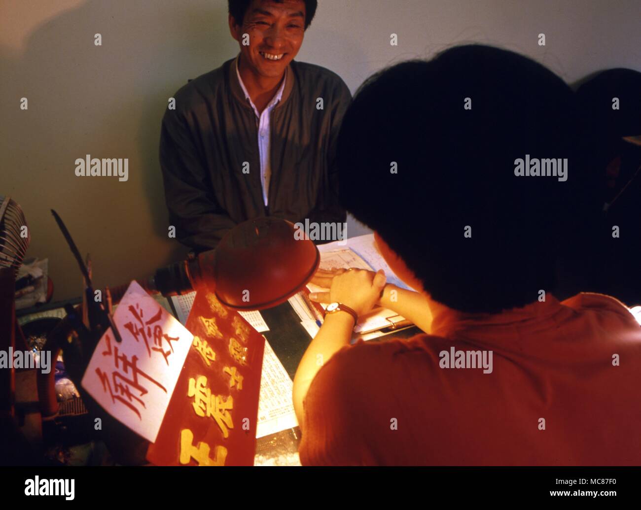 Chinesische Handleser bei der Arbeit in einem Stand an Shatin. 2004 Charles Walker/ Stockfoto