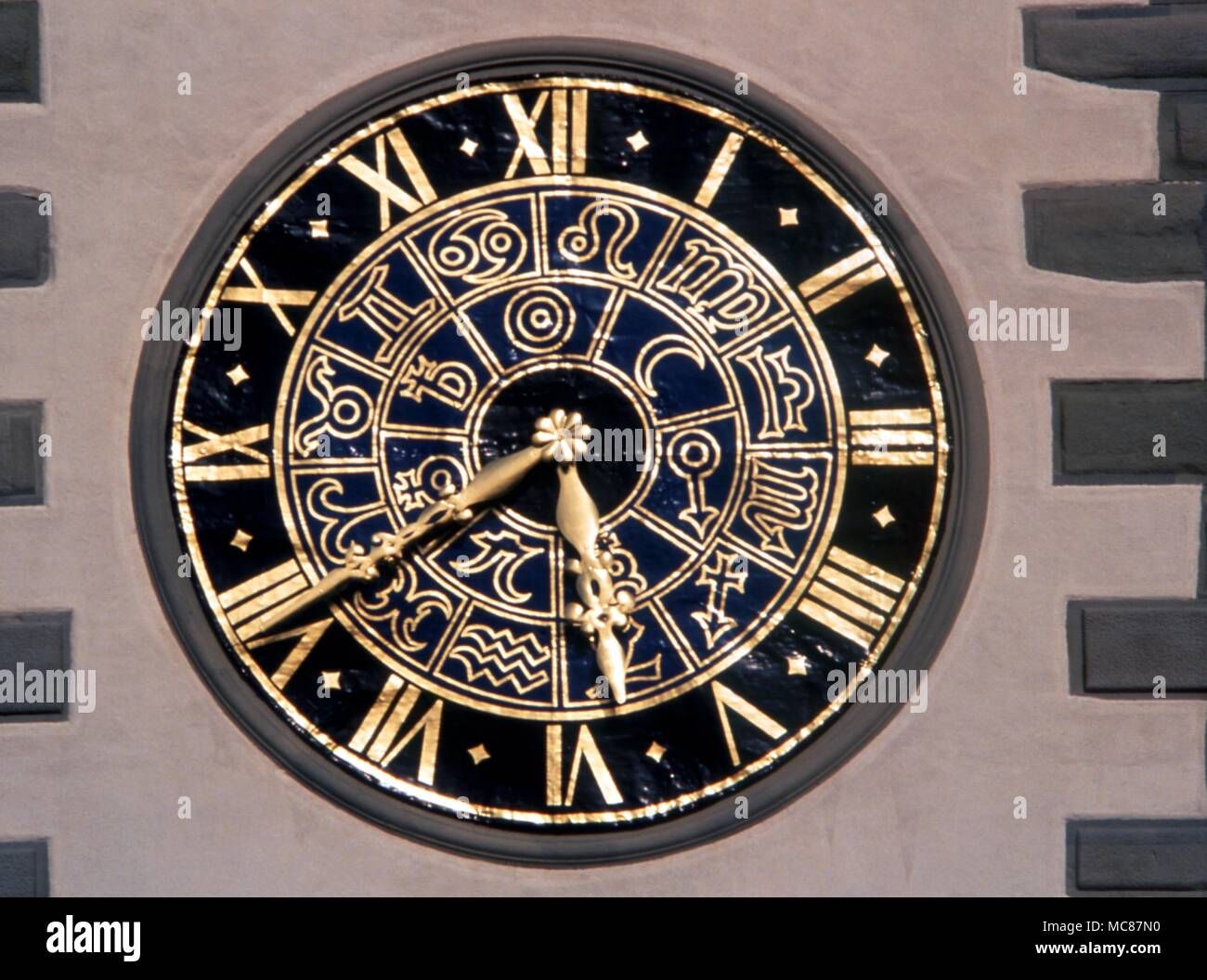 Horlogia und Uhren der Tierkreiszeichen Clock (vorwärts von Siegel) an Dissenhofen in der Schweiz Stockfoto