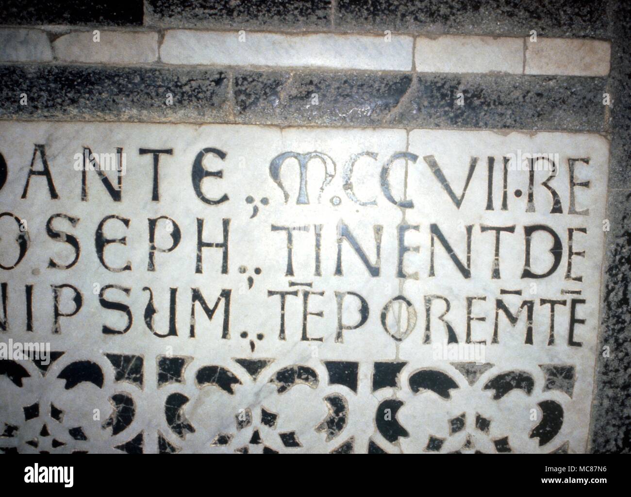 Astrologische Site San Miniato Florenz Kolophon der lateinischen Inschrift in Marmor durch den Tierkreis von San Miniato al Monte Florenz mit den Römischen dating für 1207 eingestellt Stockfoto