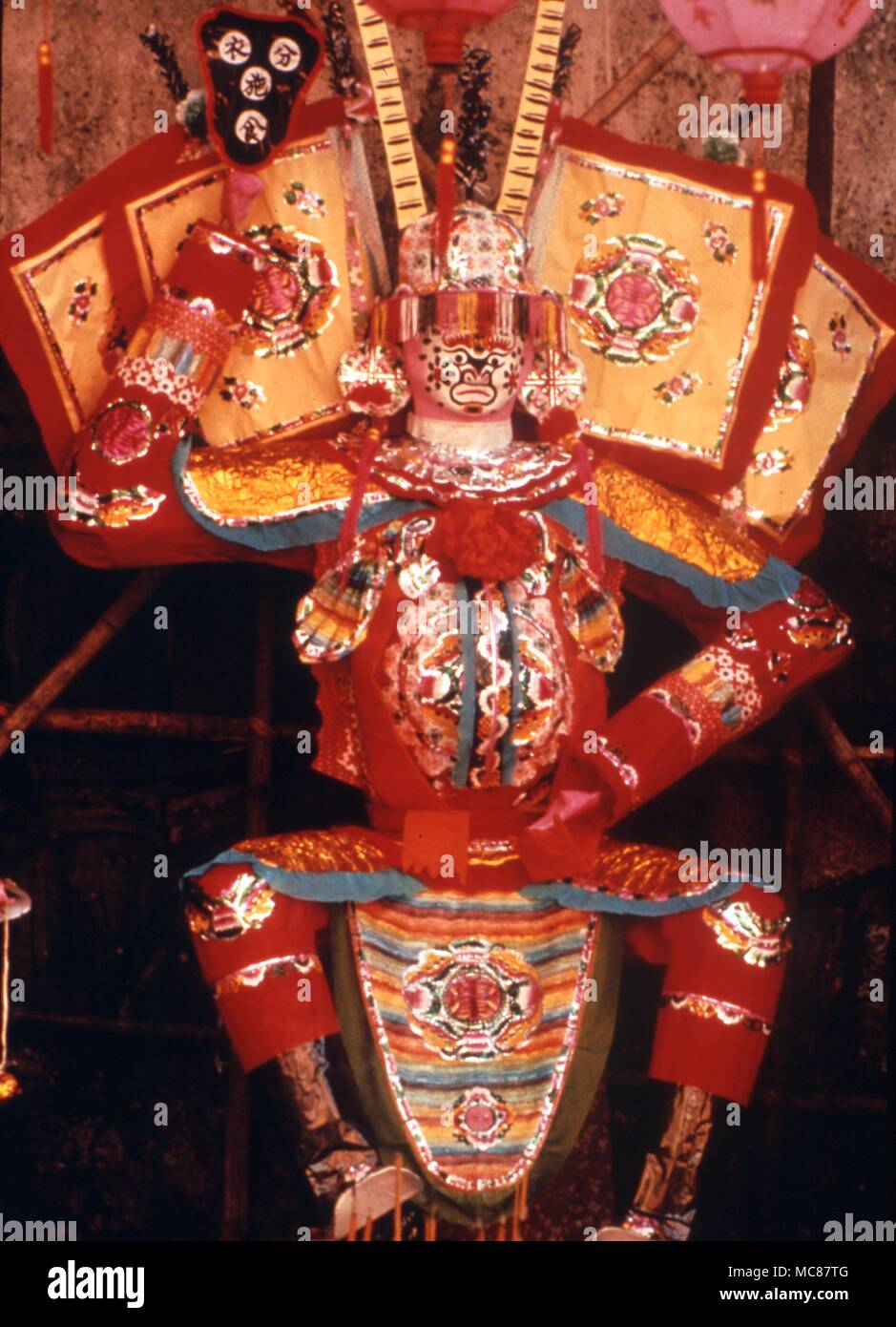 Chinesische Mythologie hungrige Geister aufwendigen Kostümen zogen während der jährlichen Fest der hungrigen Geister in Hongkong Stockfoto