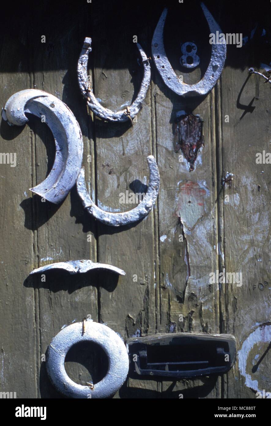 Amulett Hufeisen und Crescent bildet eine große Anzahl von Hufeisen Formen und andere "Lunar" an einer Tür, die früher auf der Vorderseite eines Hauses in Quainton Stockfoto