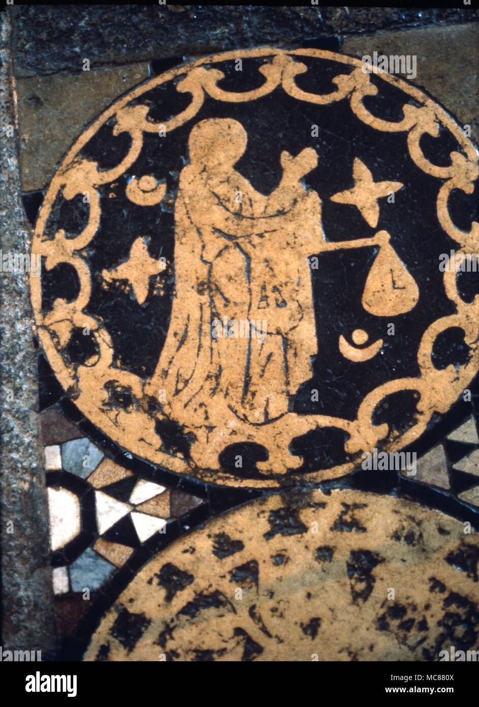 Astrologische Orte Canterbury Roundel Darstellung der Tierkreiszeichen Waage aus der astrologischen Pflaster in der Kathedrale von Canterbury Stockfoto