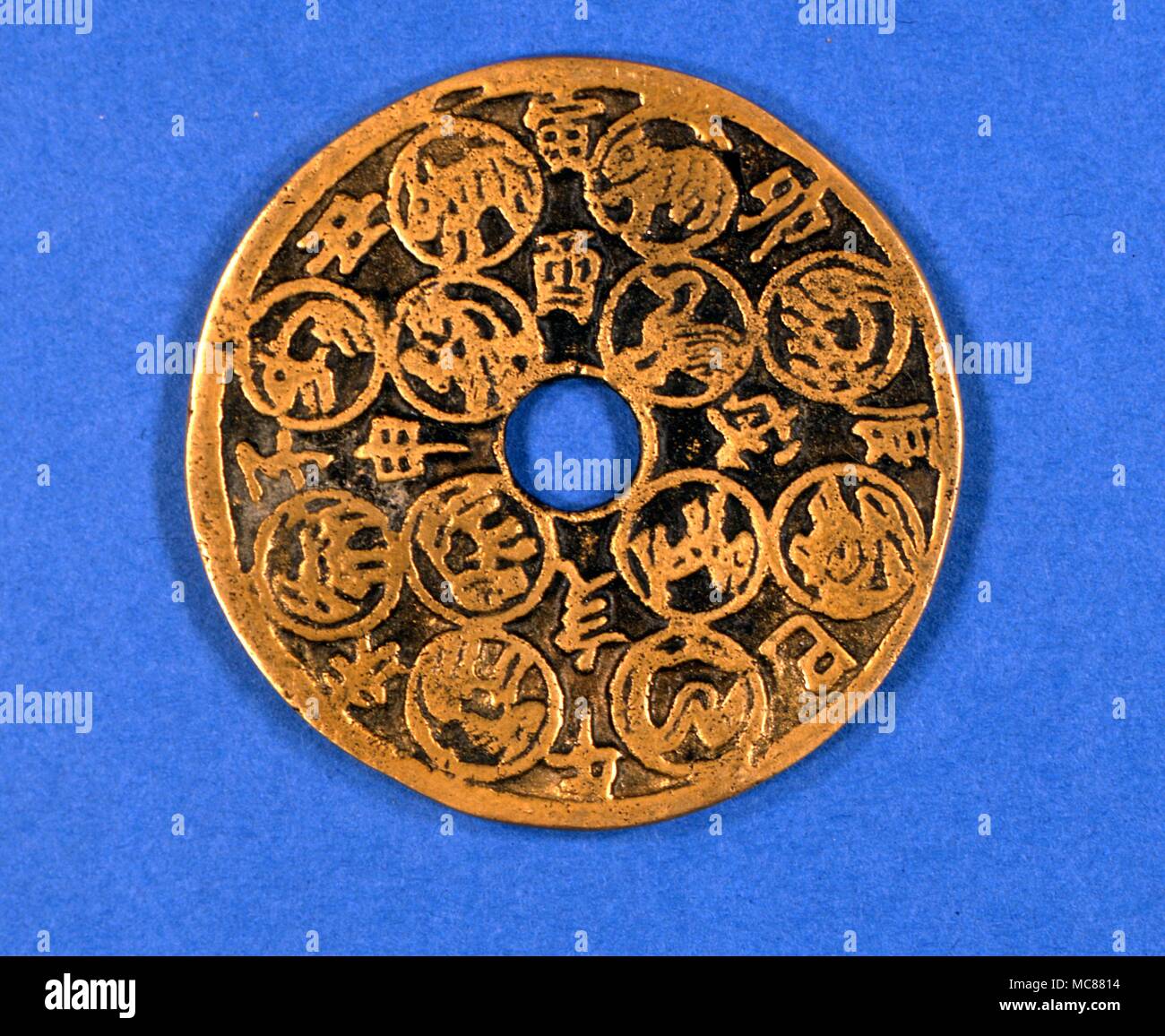 Ende des 19. Jahrhunderts Medaille mit relief Bilder der 12 Tierkreiszeichen des chinesischen Tierkreises. In Peking gekauft Stockfoto