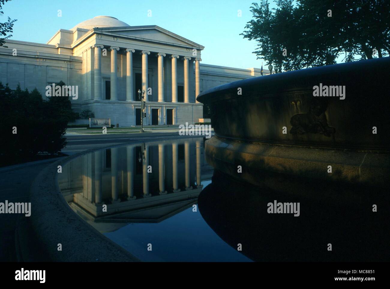 Die Mellon Memorial Brunnen mit den Tierkreiszeichen band entworfen von Sidney Waugh. Die frühen Morgen Sonnenaufgang fällt auf Widder. Das Gebäude im Hintergrund ist die Nationalgalerie Stockfoto