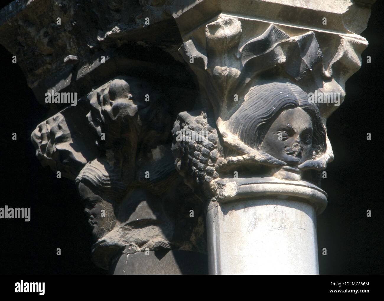 Green Man auf ein Kapital im Kreuzgang der Kirche in Ripoll (nordöstlich von Barcelona). Es gibt mehrere solche Green Man Bilder auf der Website Stockfoto