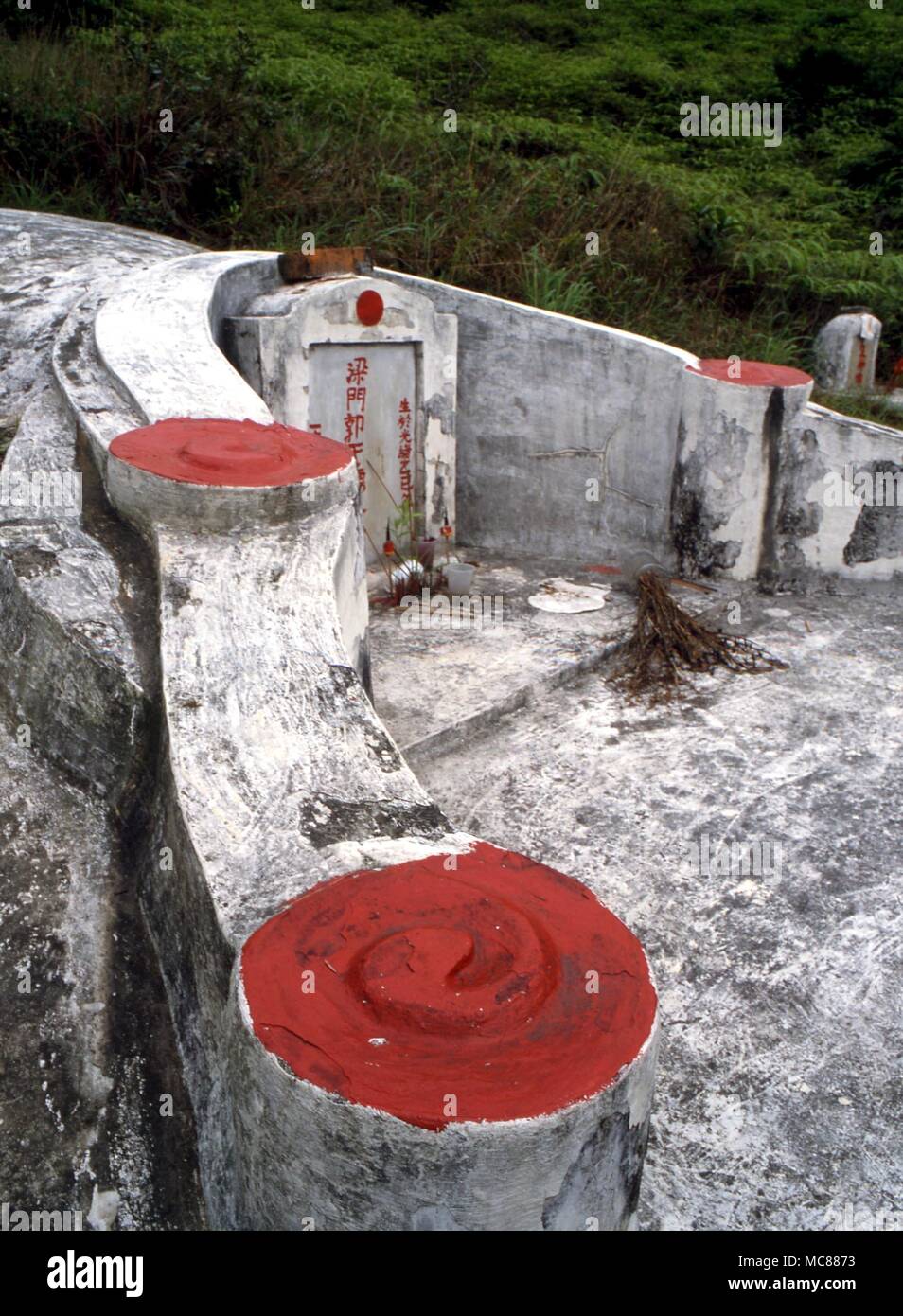 I Ching chinesischen Grab mit dem Tai Chi Symbol in der (heilige Farbe lackiert), rot Stockfoto