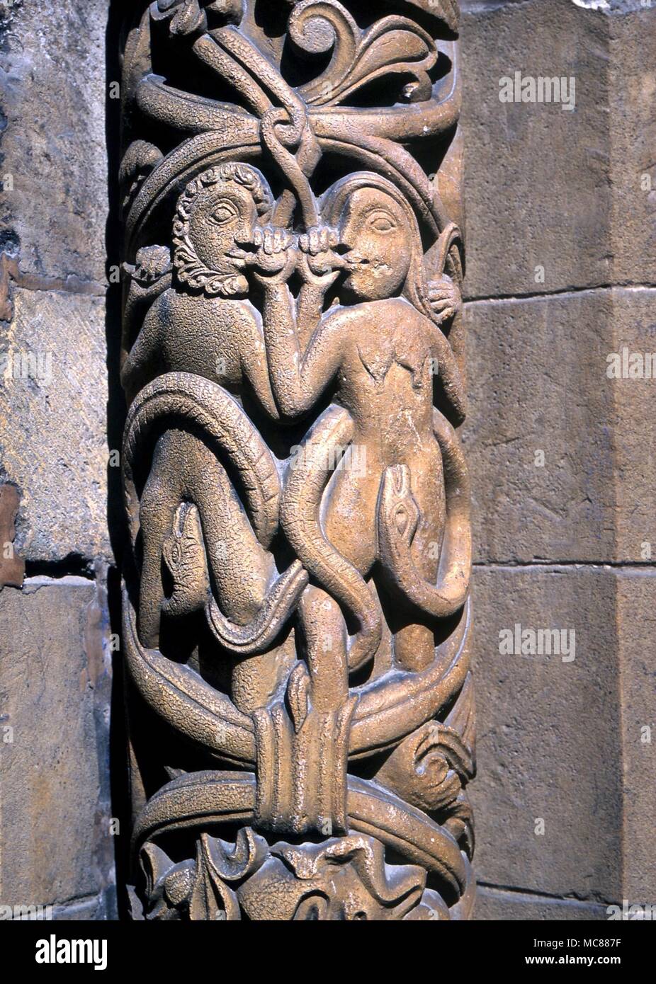 Christlichen Menschen in Schlangen Männlichen und Weiblichen (wahrscheinlich Vertreter von Adam und Eva) gefangen in den Spulen einer Schlange. Von der westlichen Portal der Kathedrale von Lincoln Detail. Norman Stockfoto