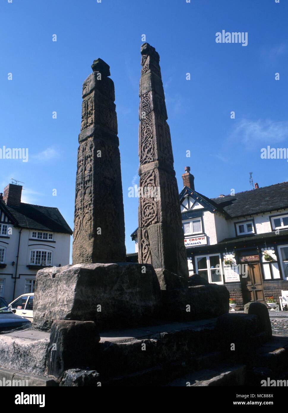 CHRISTIAN Überreste von zwei Sächsischen Kreuze in Sandbach (Cheshire) Marktplatz Stockfoto