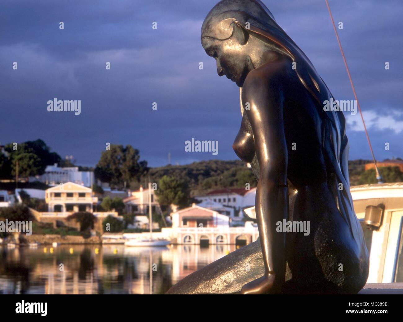 Meerjungfrau - Mahon Bronze Meerjungfrau mit Blick auf den Hafen von Mahón (Menorca) Stockfoto