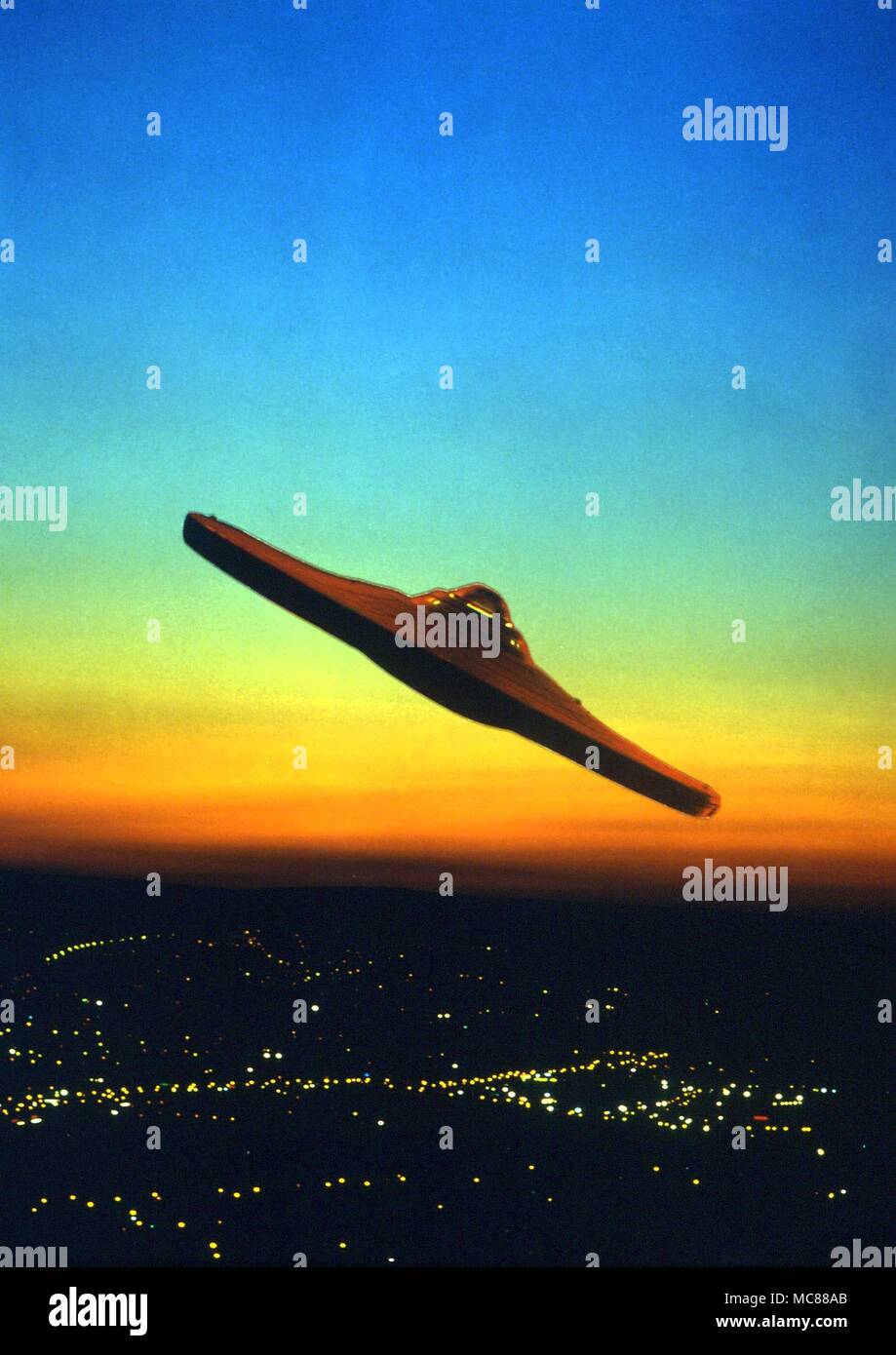 UFO - Unbekanntes Flugobjekt schwebt über einer nächtlichen Stadtbild. Fotomontage Stockfoto