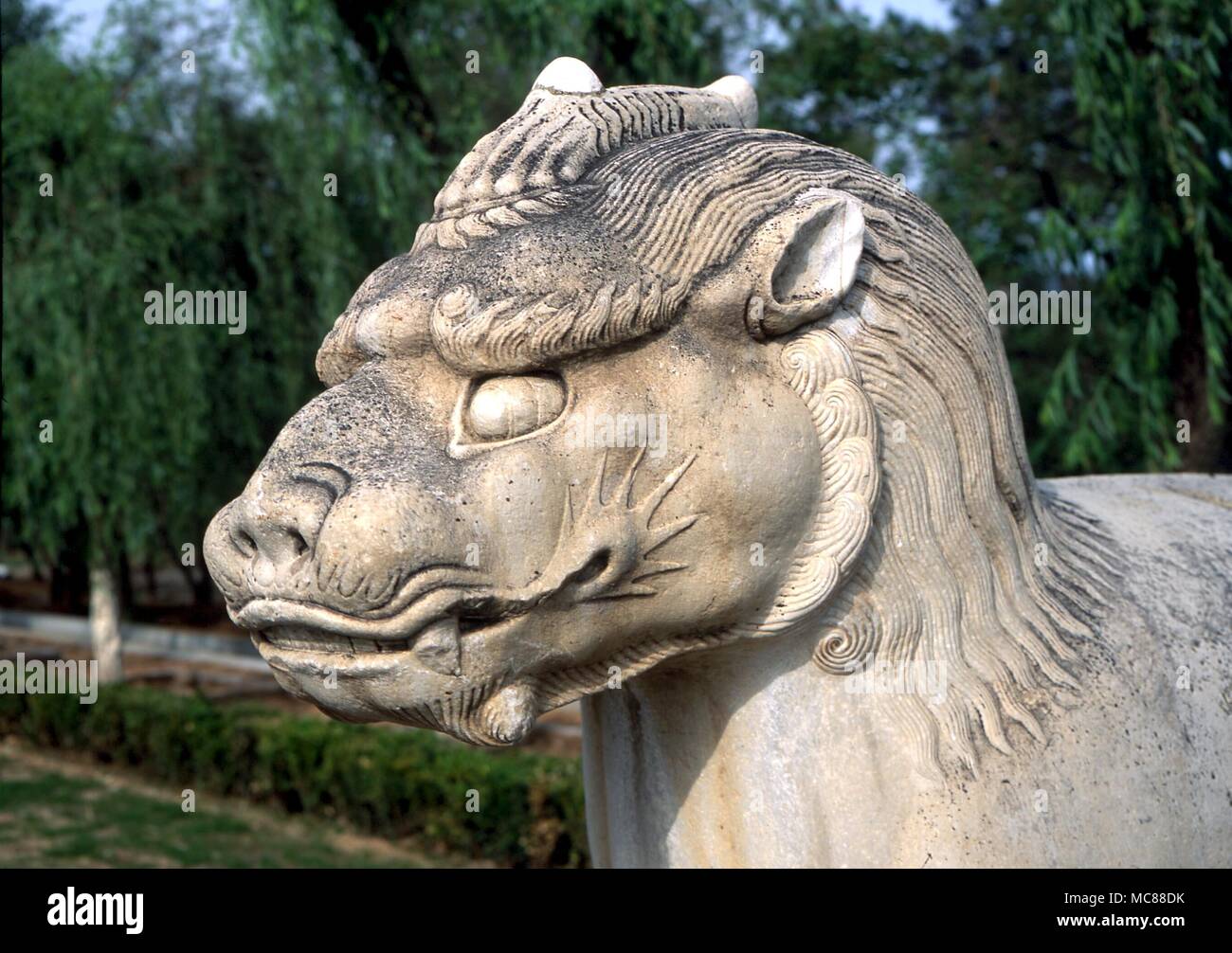 Einhorn Einhorn - Die chinesischen Ch'i-eine der Statuen flankieren den heiligen Weg zu den Ming Gräbern Stockfoto