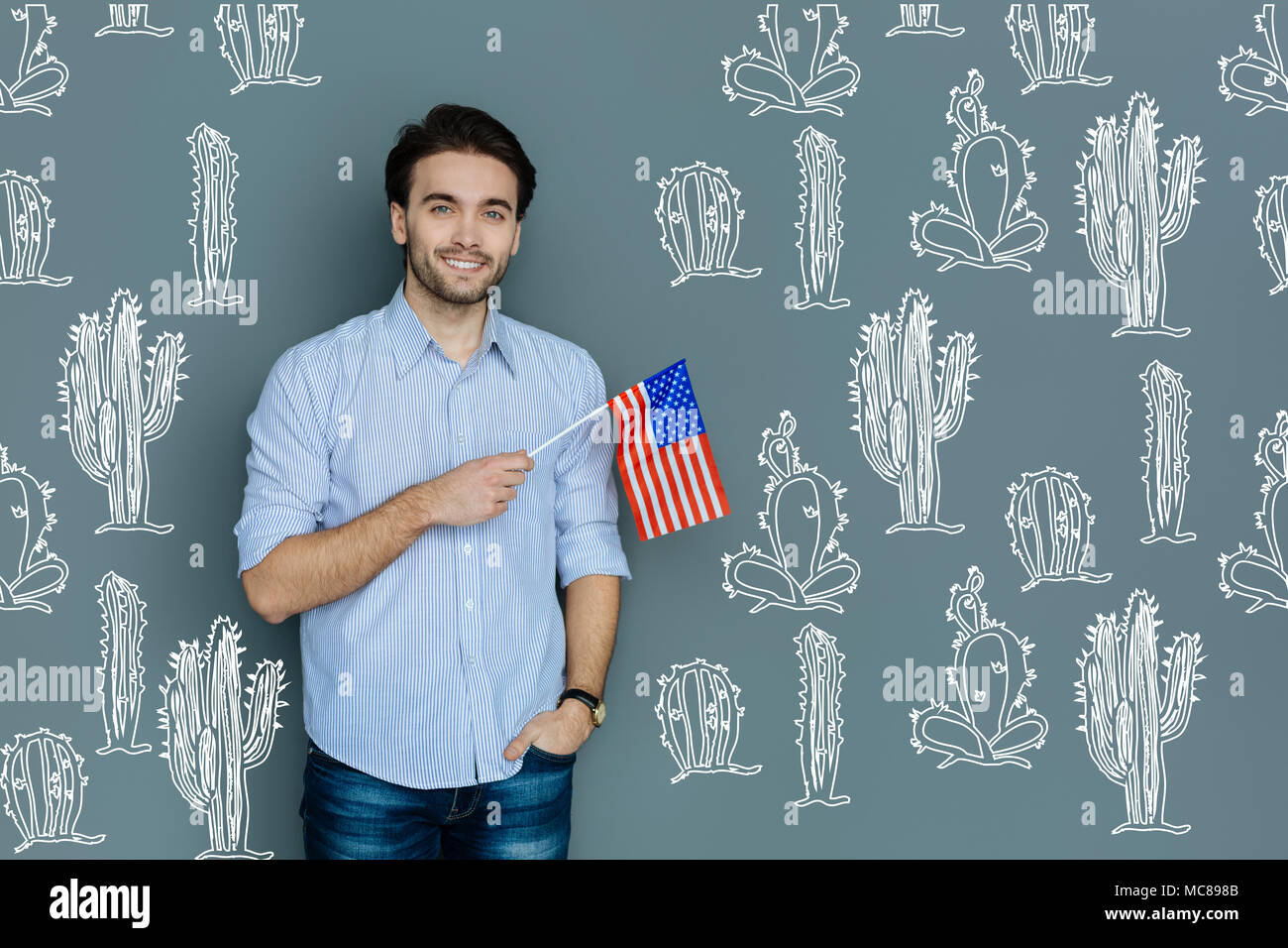 Emotionale jungen Touristen und lächelnd eine Flagge der USA Stockfoto
