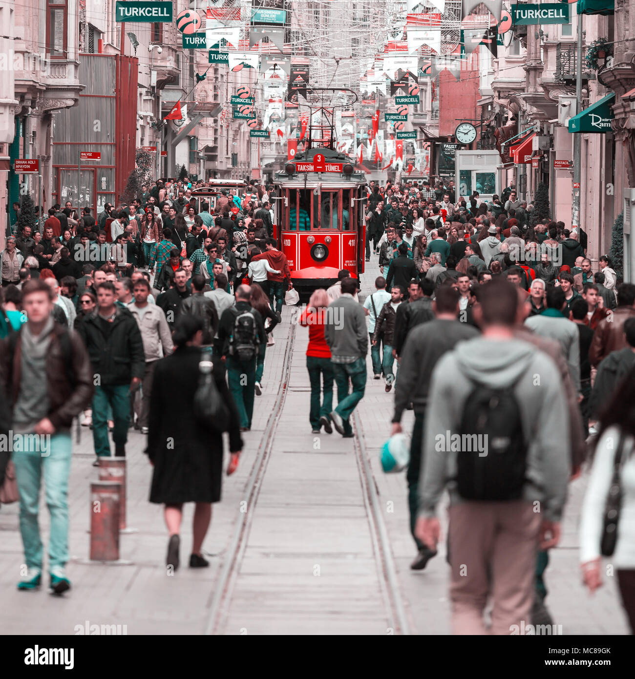 Masse von Menschen zu Fuß an der Independence Avenue oder die Istiklal Caddesi, Istanbul, Türkei. Stockfoto