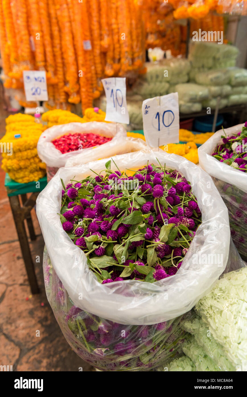 Taschen von bunten Blumen für den Verkauf in der Pak Khlong Flower Market in Bangkok Thailand Stockfoto