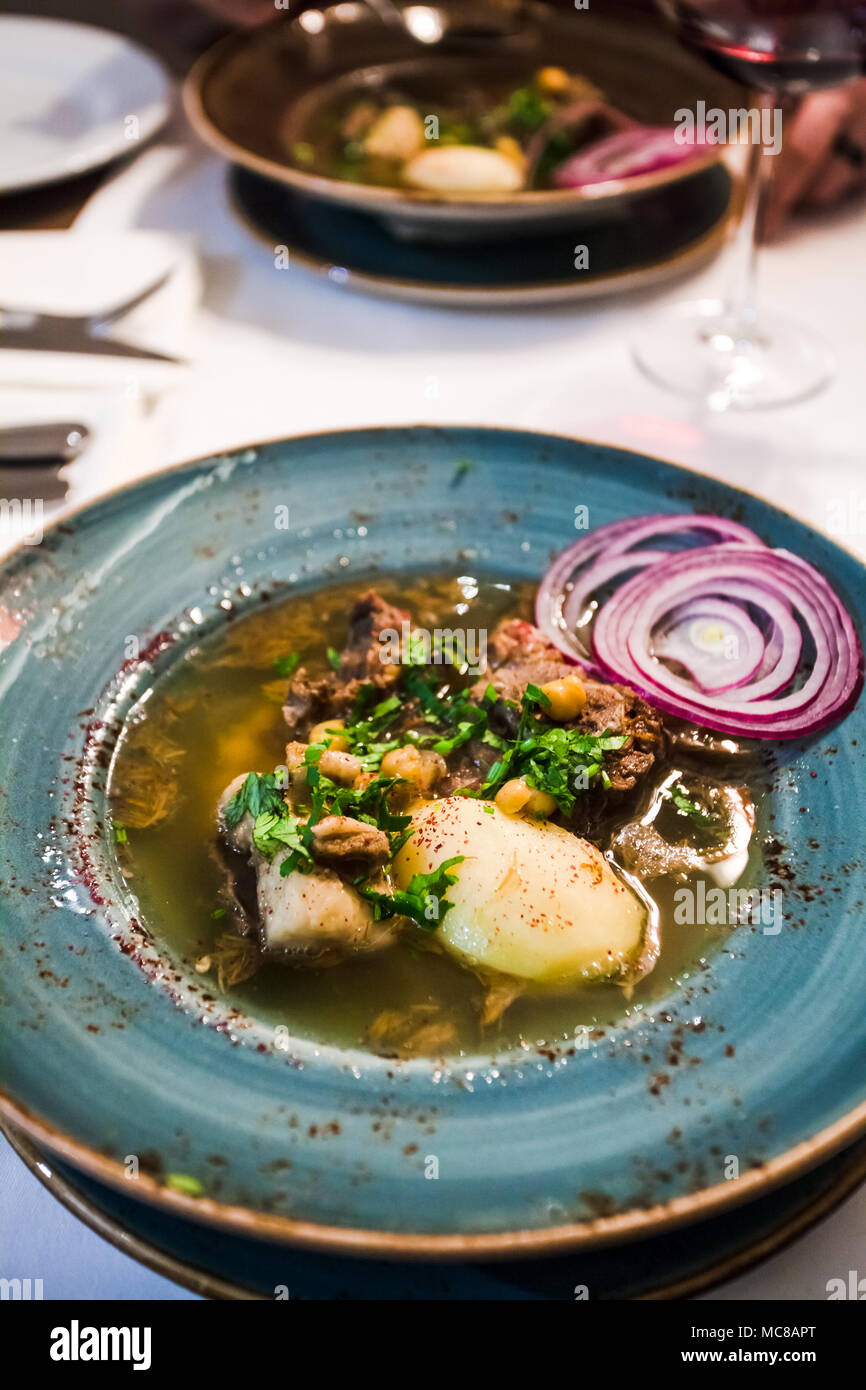 Kaukasische Suppe Putuk (Piti) von Hammel Brust, Kichererbsen, Kartoffeln in der Platte auf dem Tisch Stockfoto