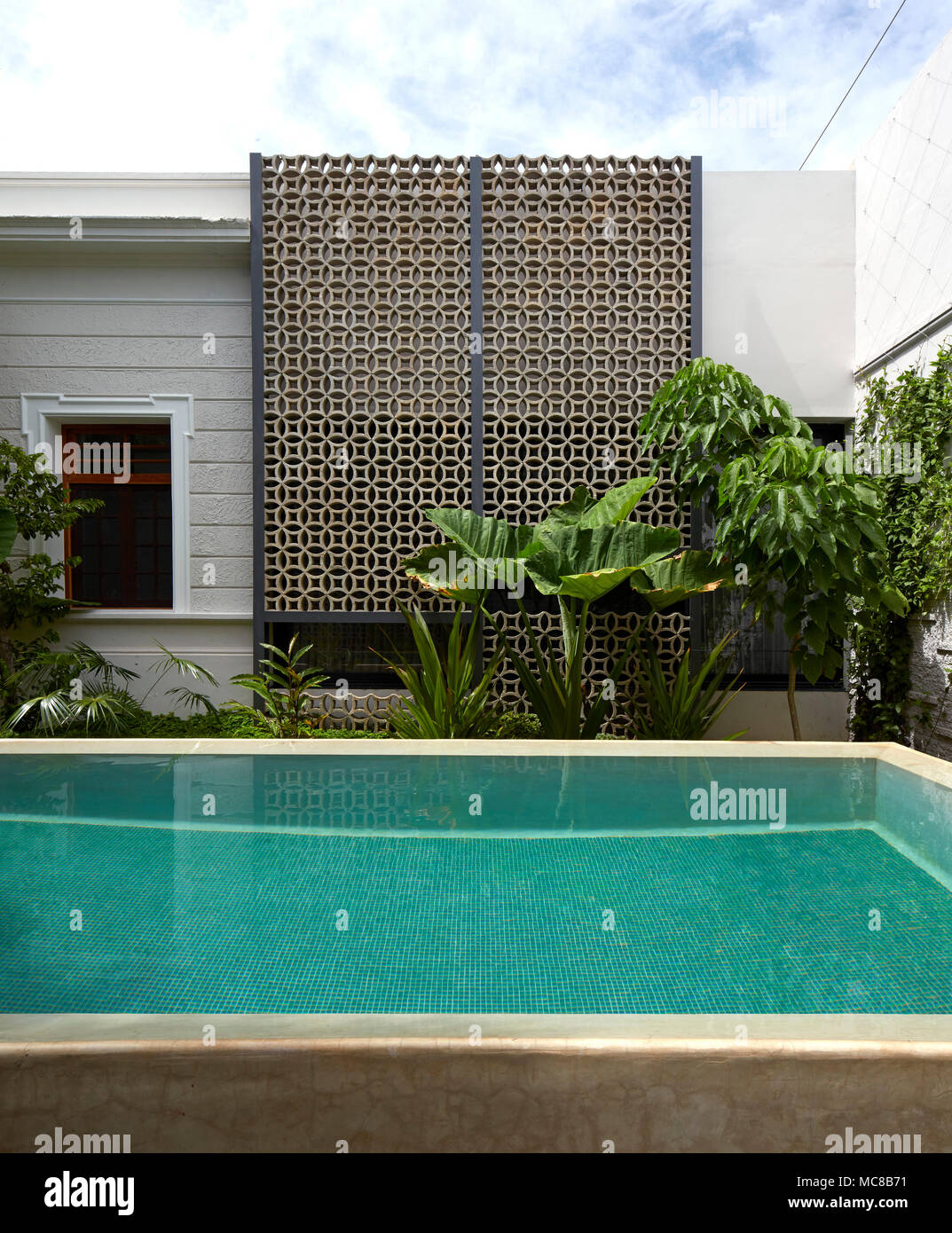 Ansicht um reich verzierte Wand. Merida Haus 2, Merida, Mexiko. Architekt: Reyes Rios + Larrain Studio, 2016. Stockfoto