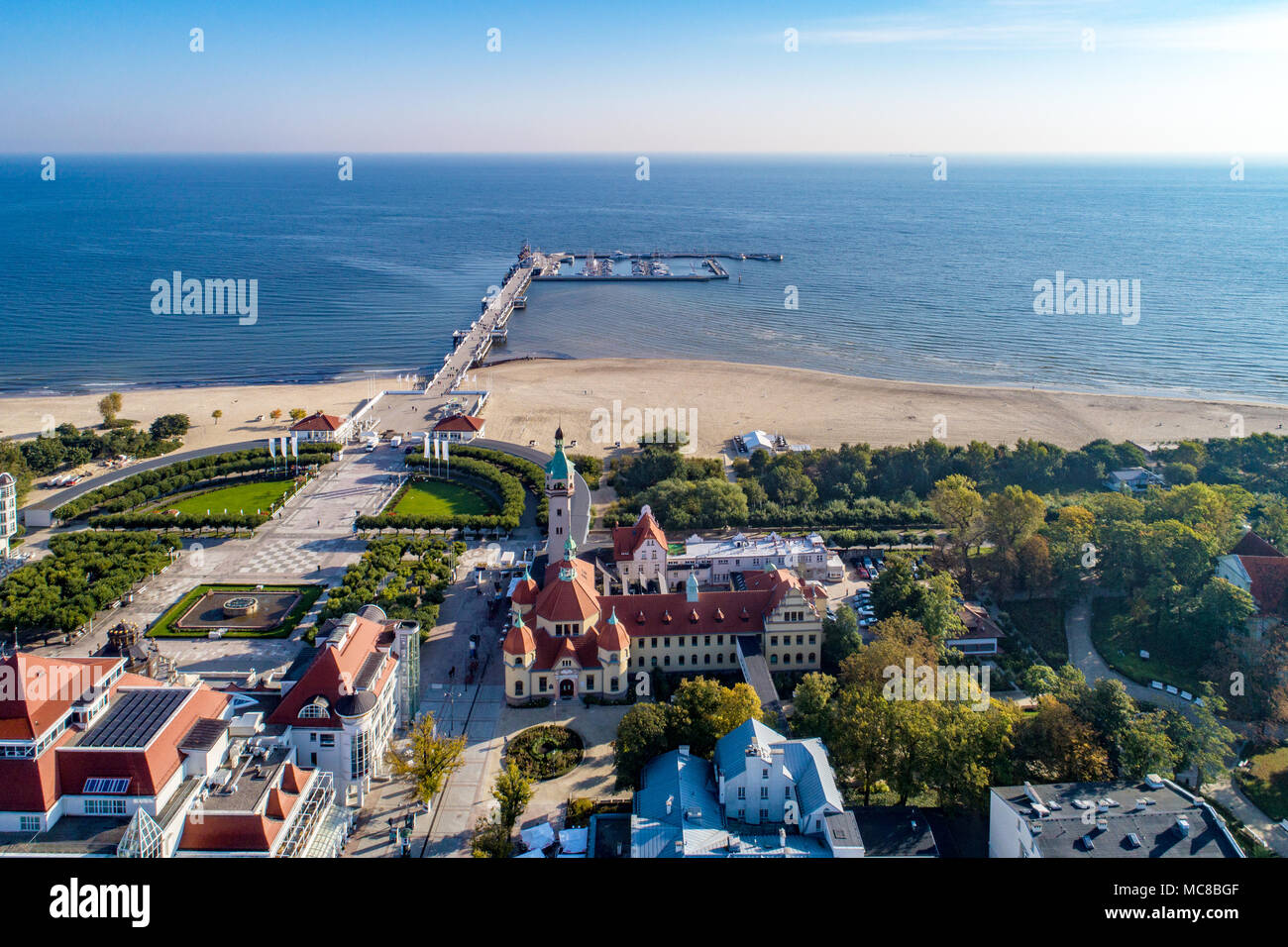 Sopot Resort in Polen. Wellness, der alte Leuchtturm, hölzernen Pier (Molo) mit Marina, Yachten, Strand, Ferienhäuser Infrastruktur, Park, Promenade und Walking peo Stockfoto
