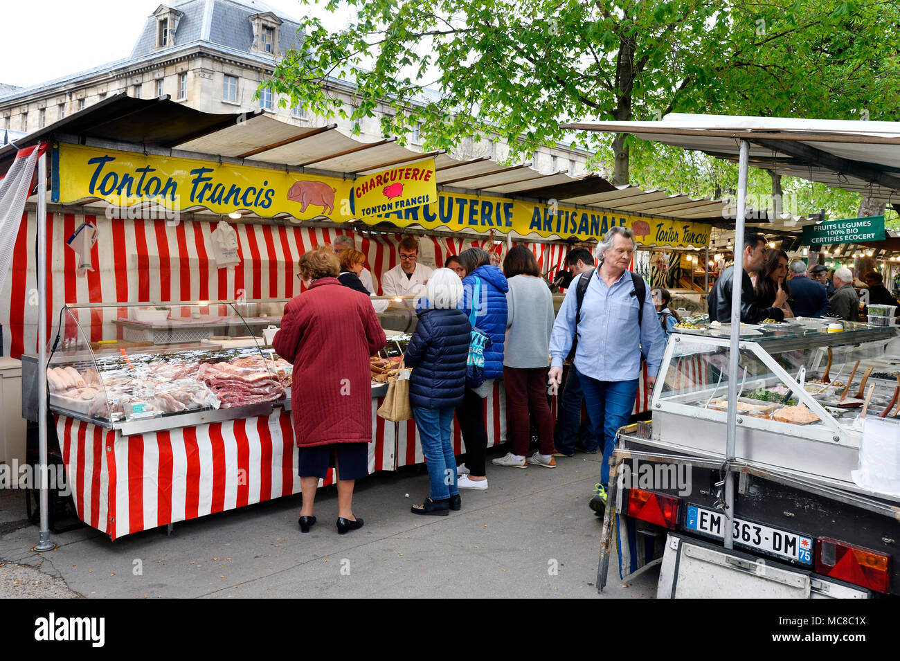 Lebensmittelmarkt - Avenue de Trudaine - Paris - Frankreich Stockfoto