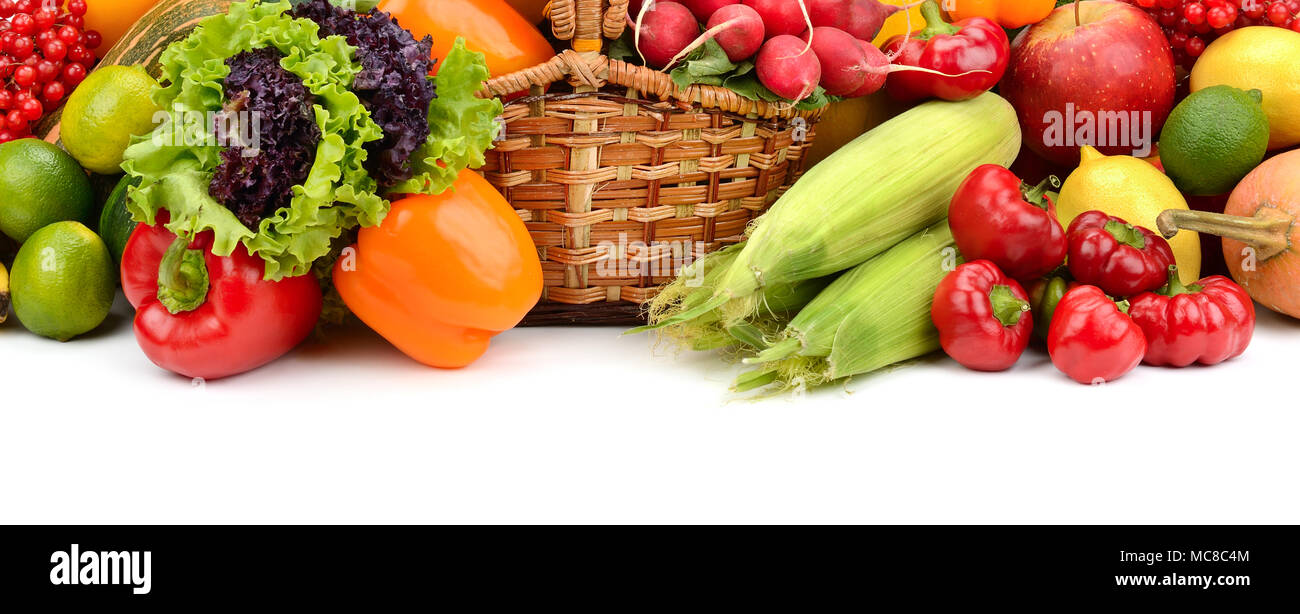 Zusammensetzung von Obst und Gemüse im Korb auf Weiß Stockfoto