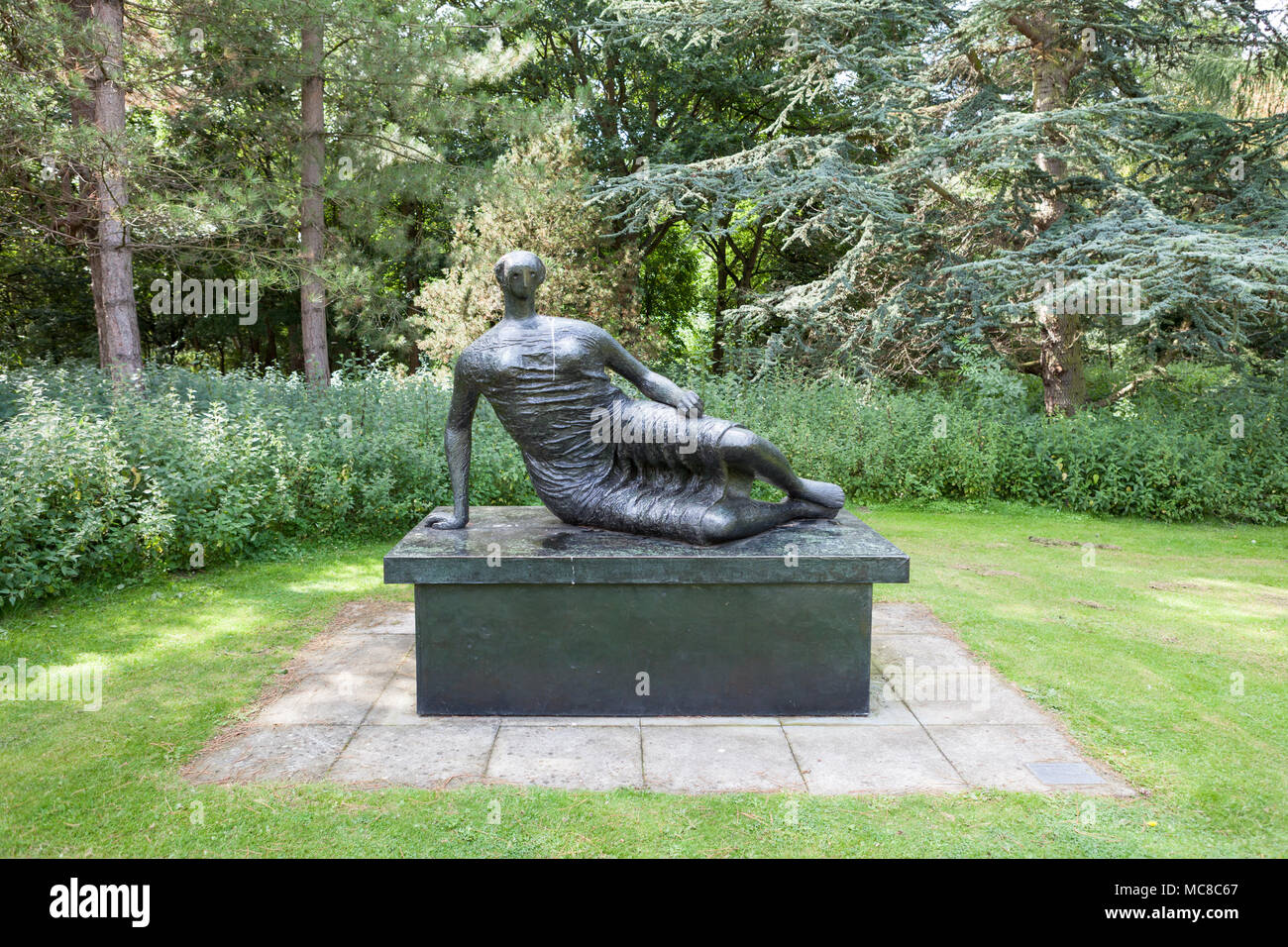 Skulptur von Henry Moore drapiert Liegende Frau (1957-58) außerhalb Sainsbury Zentrum für Bildende Kunst auf dem Campus der Universität von East Anglia, Norwich, UK. Stockfoto