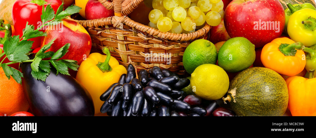Korb mit frischem Obst und Gemüse. Die Ansicht von oben. Stockfoto