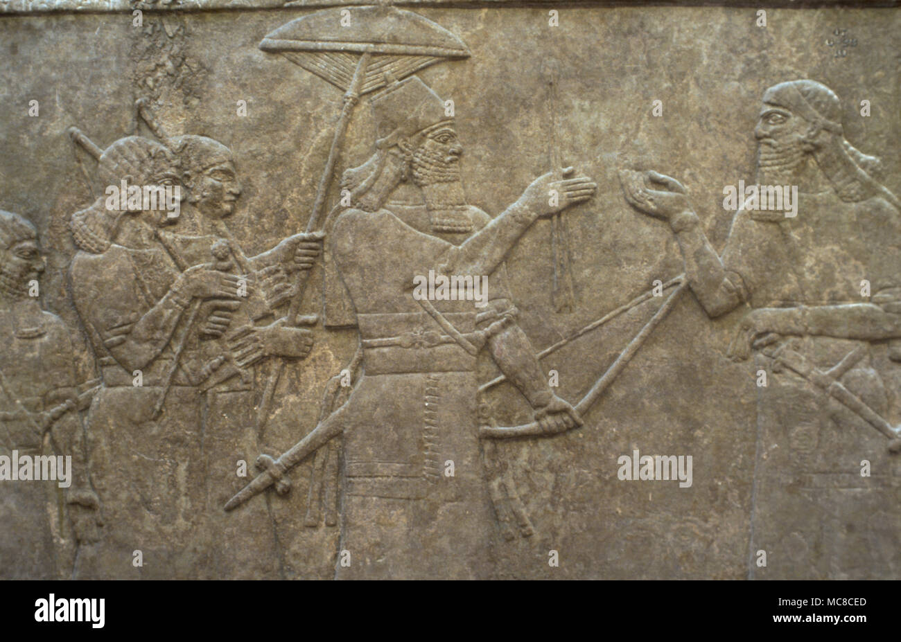 Palast der Ashshurbanipal II, Nimrud. Irak. Der König erhält Gefangenen. Obere Mesopotamien. Neuassyrischen Reich, 883-859 BC. British Museum. London, Vereinigtes Königreich. Stockfoto