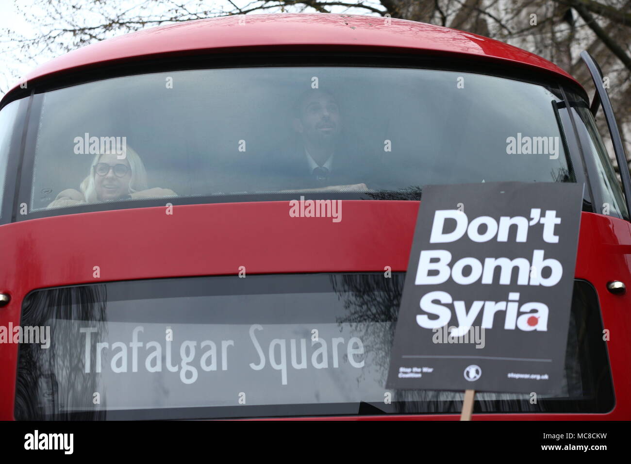 Die Menschen sehen aus dem Fenster einer Bus während einer Protest Stoppt den Krieg Koalition in Whitehall, Downing Street 10 in London, nach dem Labor MP Emma Dent Coad einen Brief in Downing Street drängen Theresa Nicht militärische Aktion in Syrien zu übergeben. Stockfoto