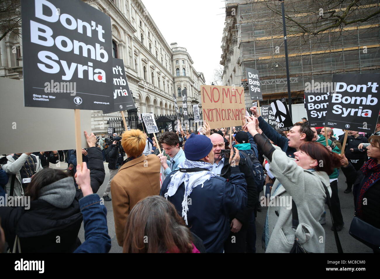 Ein Protest Stoppt den Krieg Koalition in Whitehall, Downing Street 10 in London, nach dem Labor MP Emma Dent Coad einen Brief in Downing Street drängen Theresa Nicht militärische Aktion in Syrien zu übergeben. Stockfoto