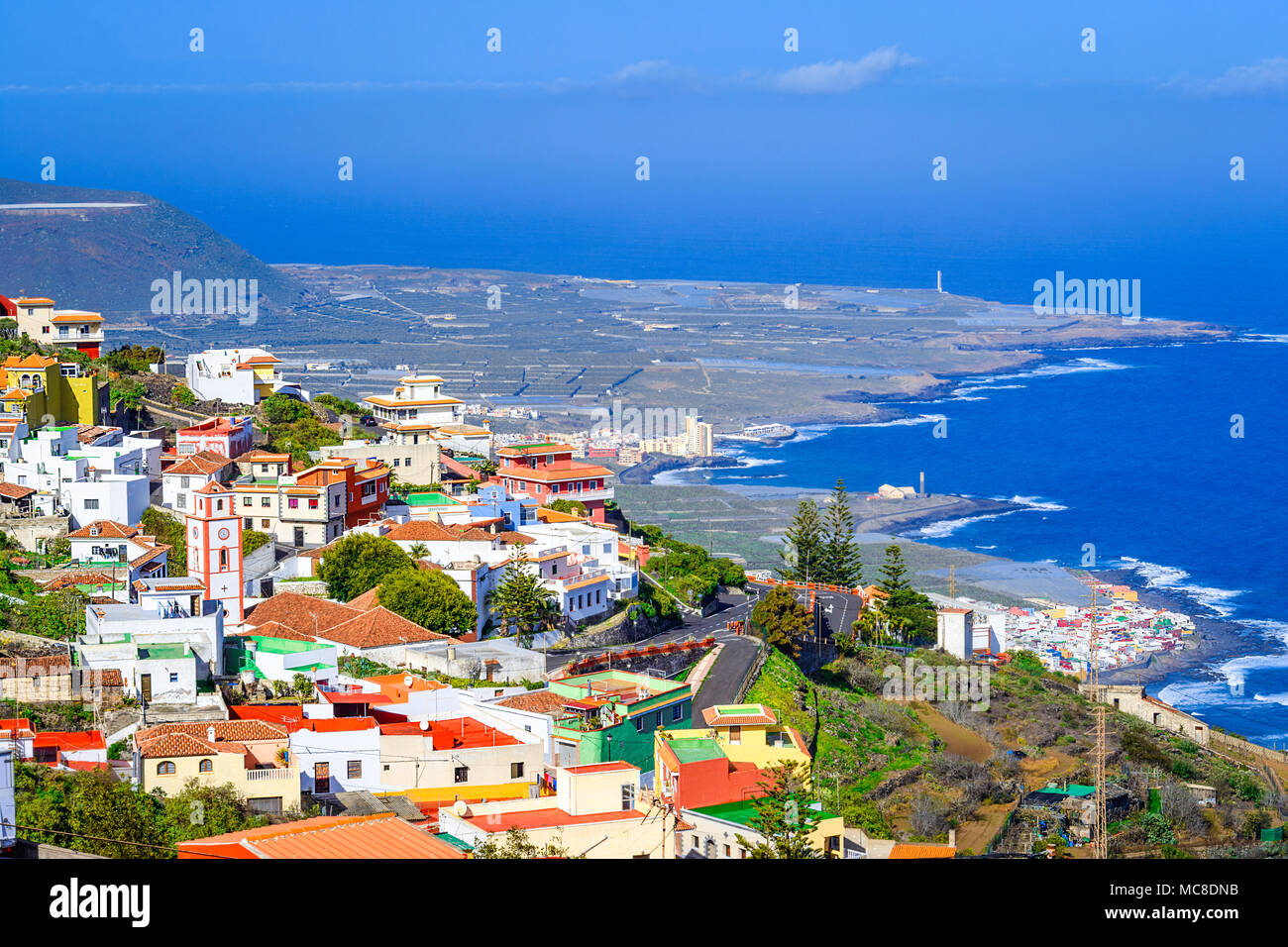 Teneriffa, Kanarische Inseln, Spanien: Überblick über die bunte und wunderschöne Stadt an der Westküste der Insel. Stockfoto