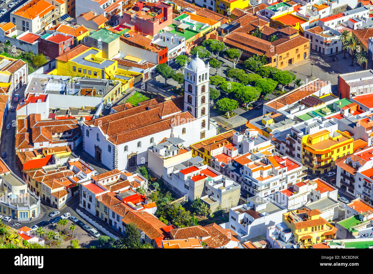 Garachico, Teneriffa, Kanarische Inseln, Spanien: Überblick über die bunte und schöne Stadt Garachico und die Kirche von Santa Ana. Stockfoto