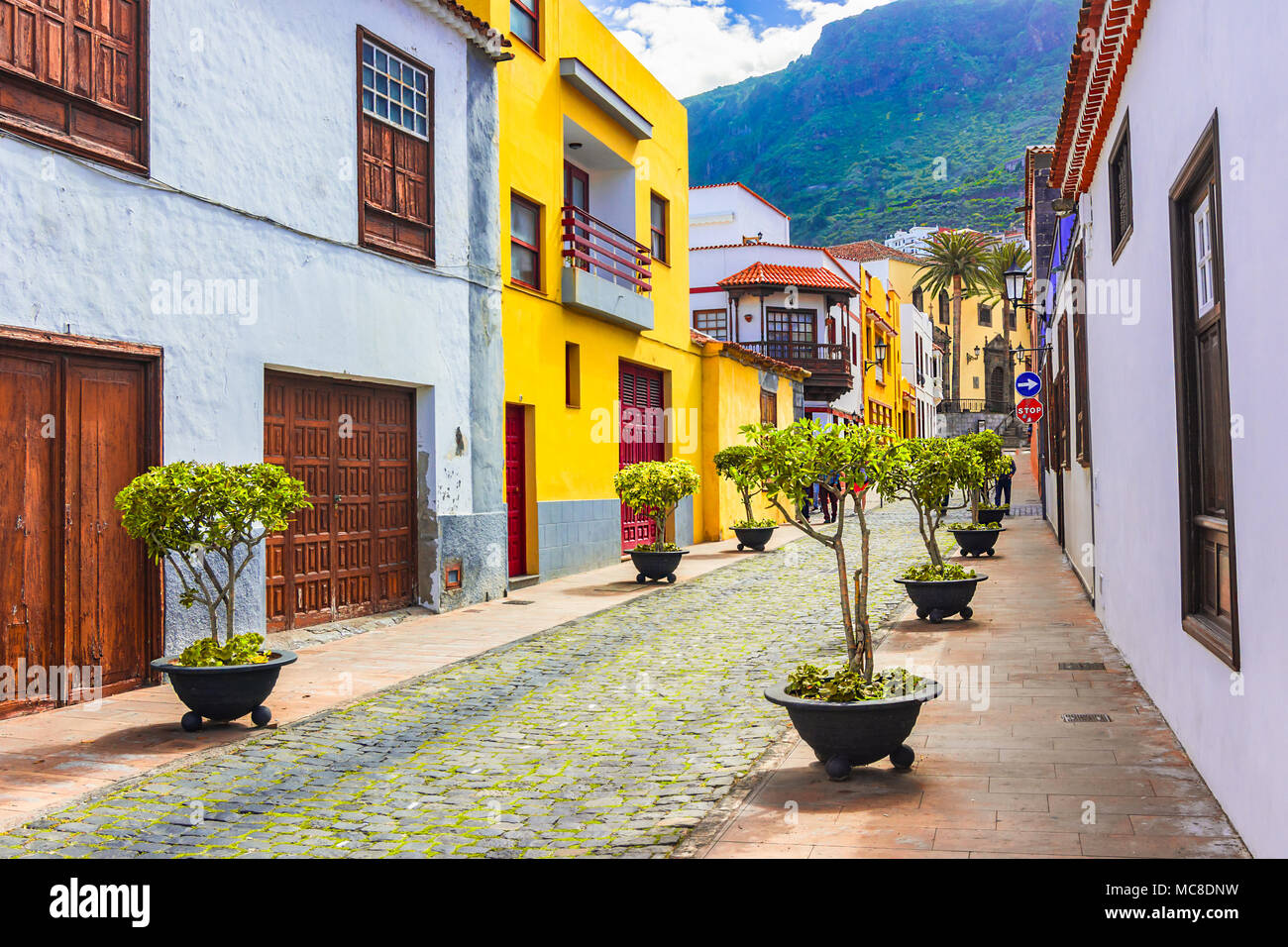 Garachico, Teneriffa, Kanarische Inseln, Spanien: Blick auf die Straße von der bunten und schönen Stadt Garachico. Stockfoto