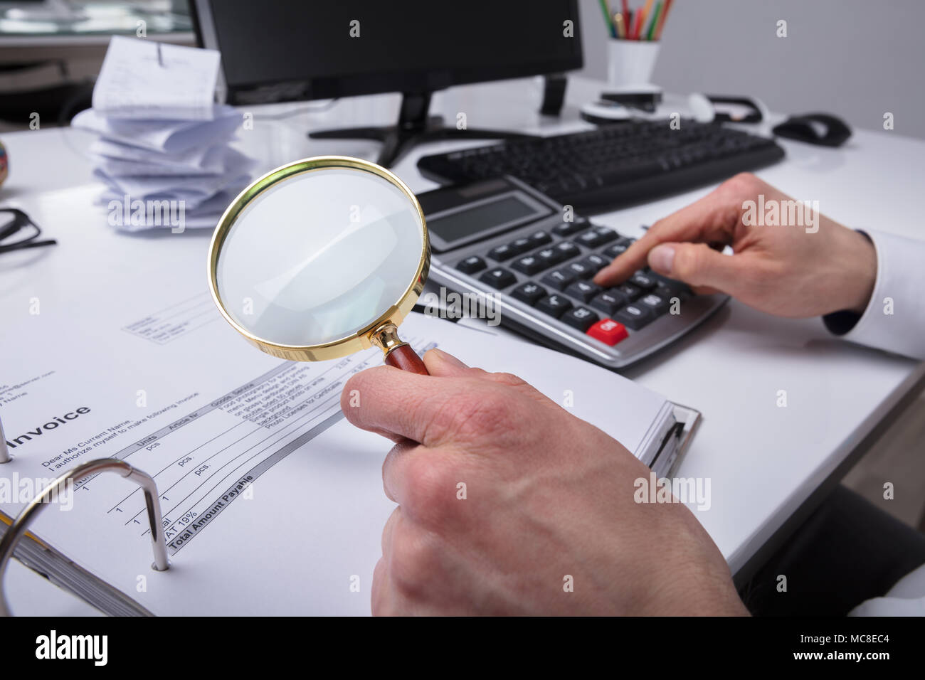 Nahaufnahme der Kaufmann Hand Prüfung der Rechnung durch Lupe auf  Schreibtisch Stockfotografie - Alamy