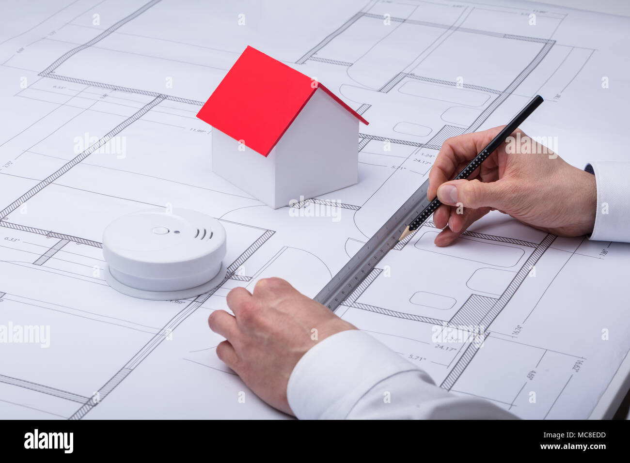 Architektur Zeichnung Blaupause in der Nähe von Rauchmelder und Haus Modell Stockfoto
