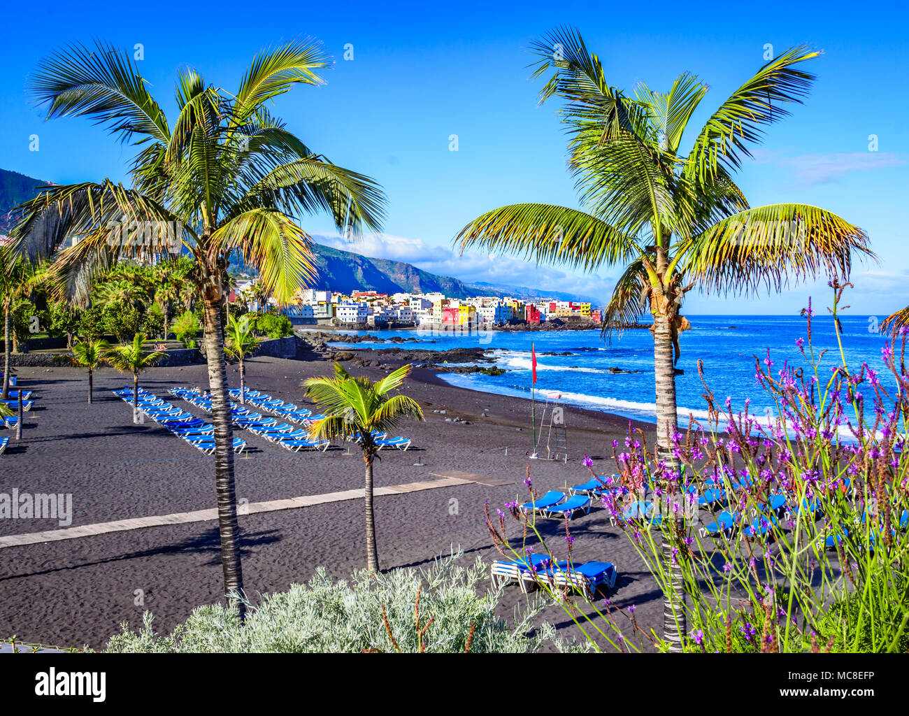 Puerto de la Cruz, Teneriffa, Kanarische Inseln, Spanien: Strand Playa Jardin mit schwarzem Sand in einem schönen Tag Stockfoto