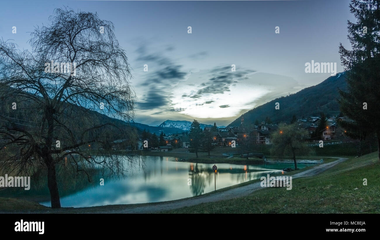 Am Abend kommt zu dem Bergdorf Champagny-en-Vanoise in der Tarentaise Rhone Alpes Savoie Region von Frankreich in den französischen Alpen der Lac das bozel Plage See Stockfoto