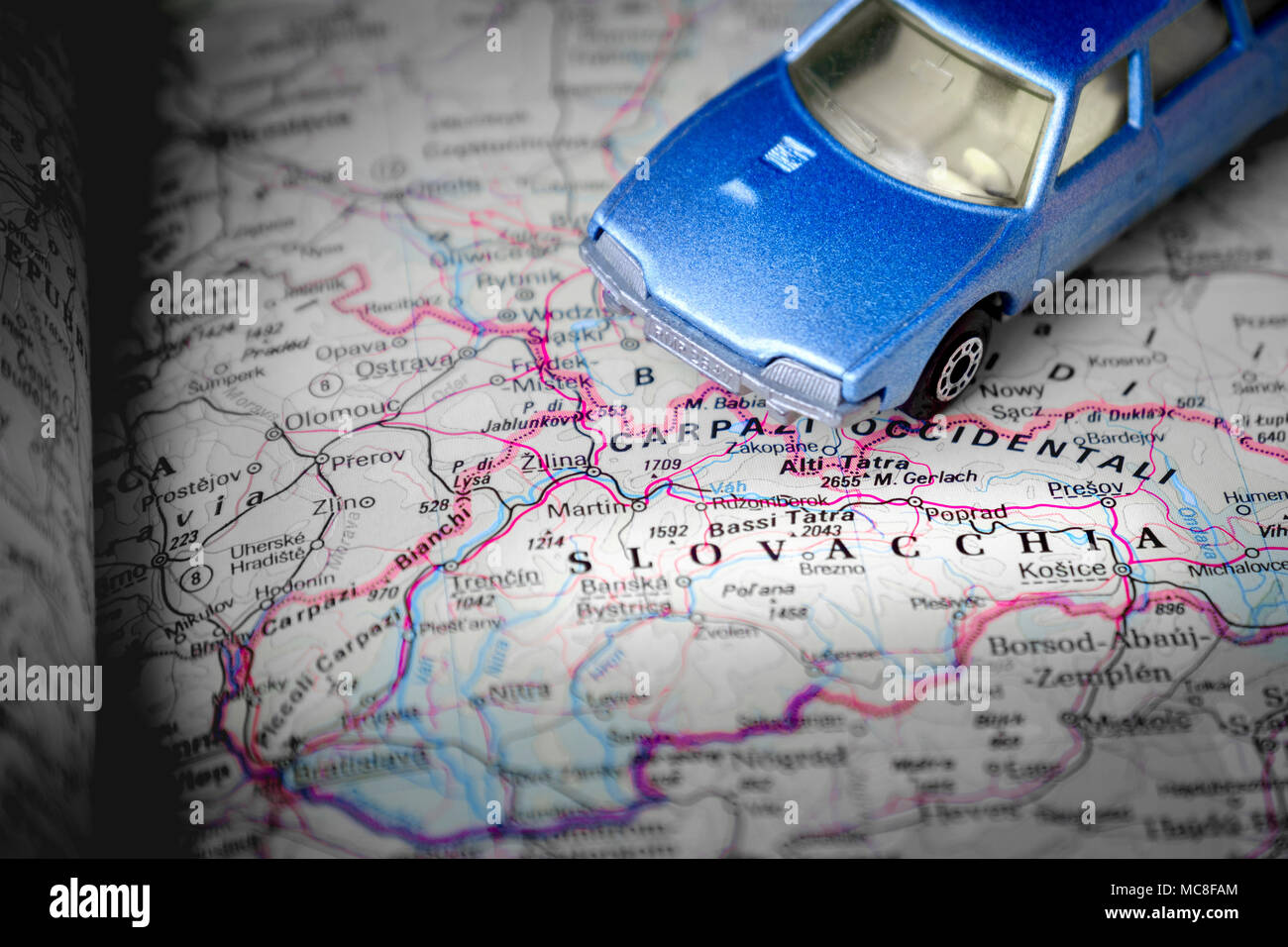 Slowakei Karte blaue Spielzeugauto schwarzen und weißen Hintergrund Mitteleuropa Stockfoto