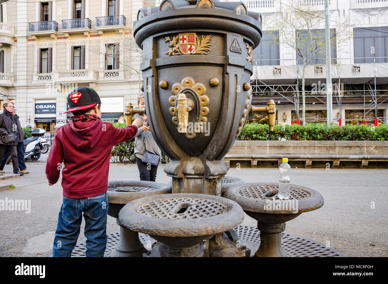 Font de Canaletes ist ein Trinkbrunnen auf La Rambla in Barcelona, Spanien. Stockfoto