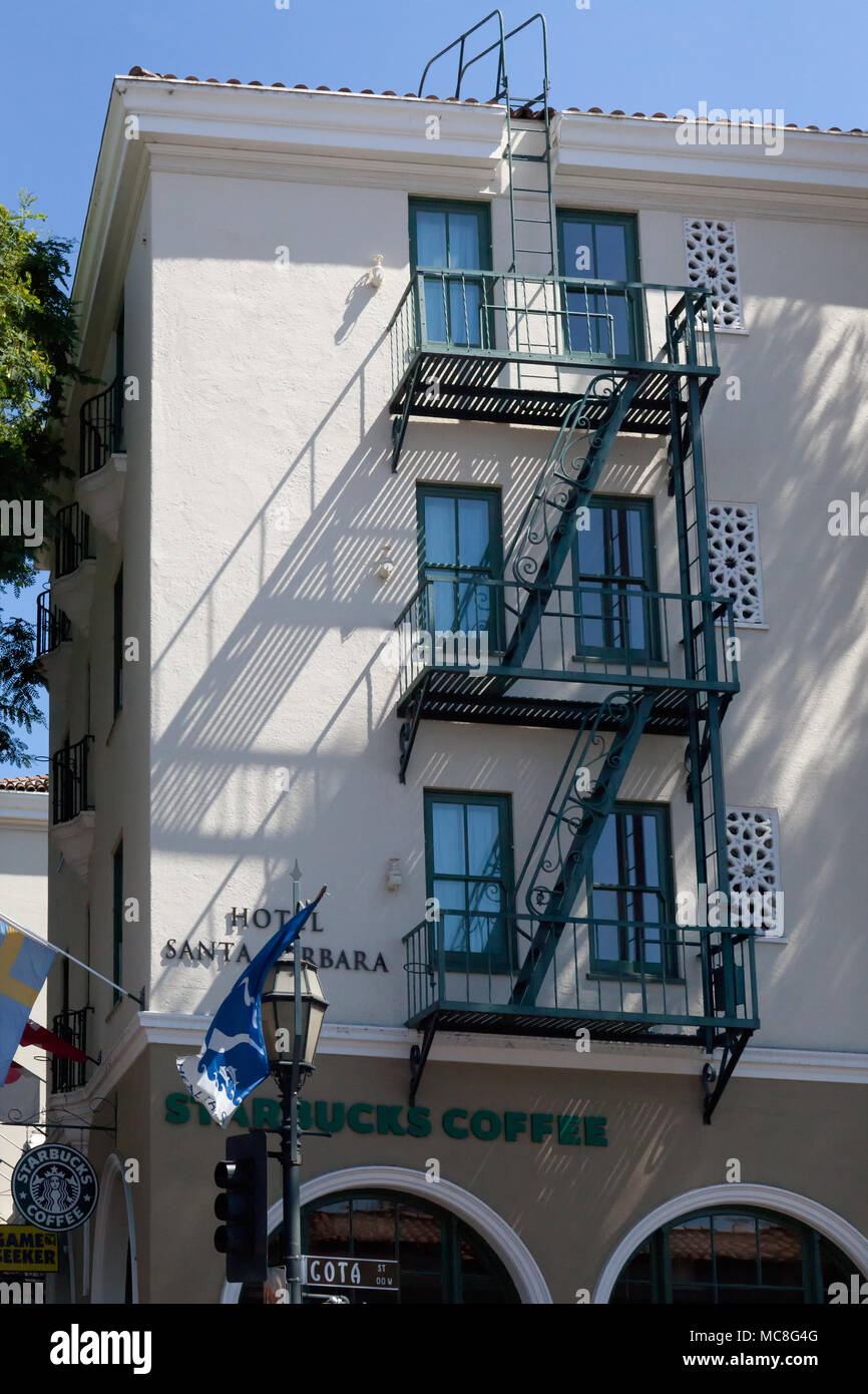 Starbucks Kaffee und das Hotel Santa Barbara, an der Ecke der Cota Street und State Street, Santa Barbara, Kalifornien Stockfoto