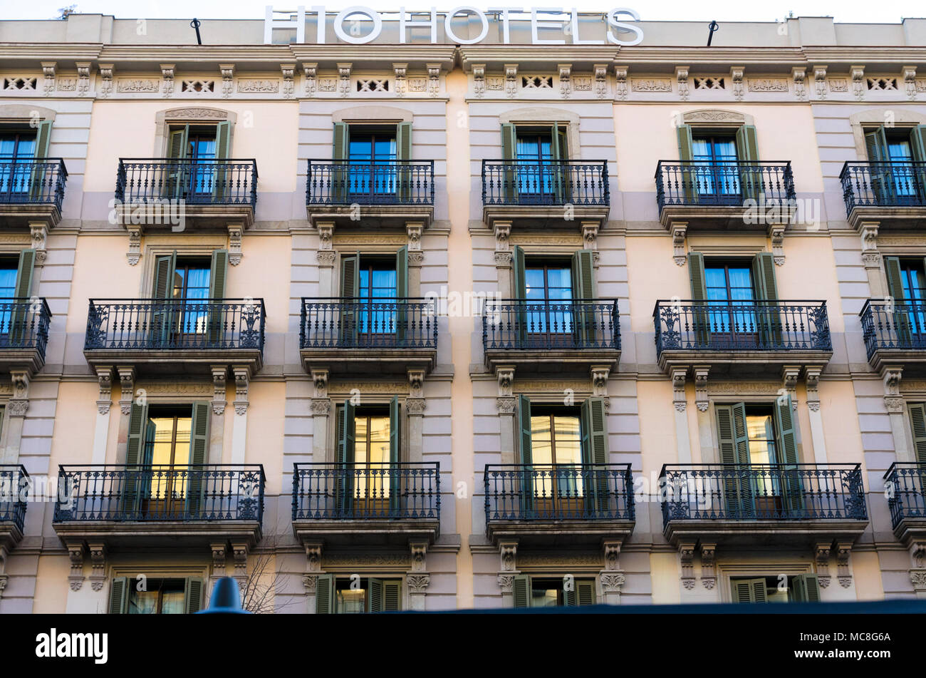 Balkone und Fenster in einem Hotel in Barcelona, Spanien. Stockfoto