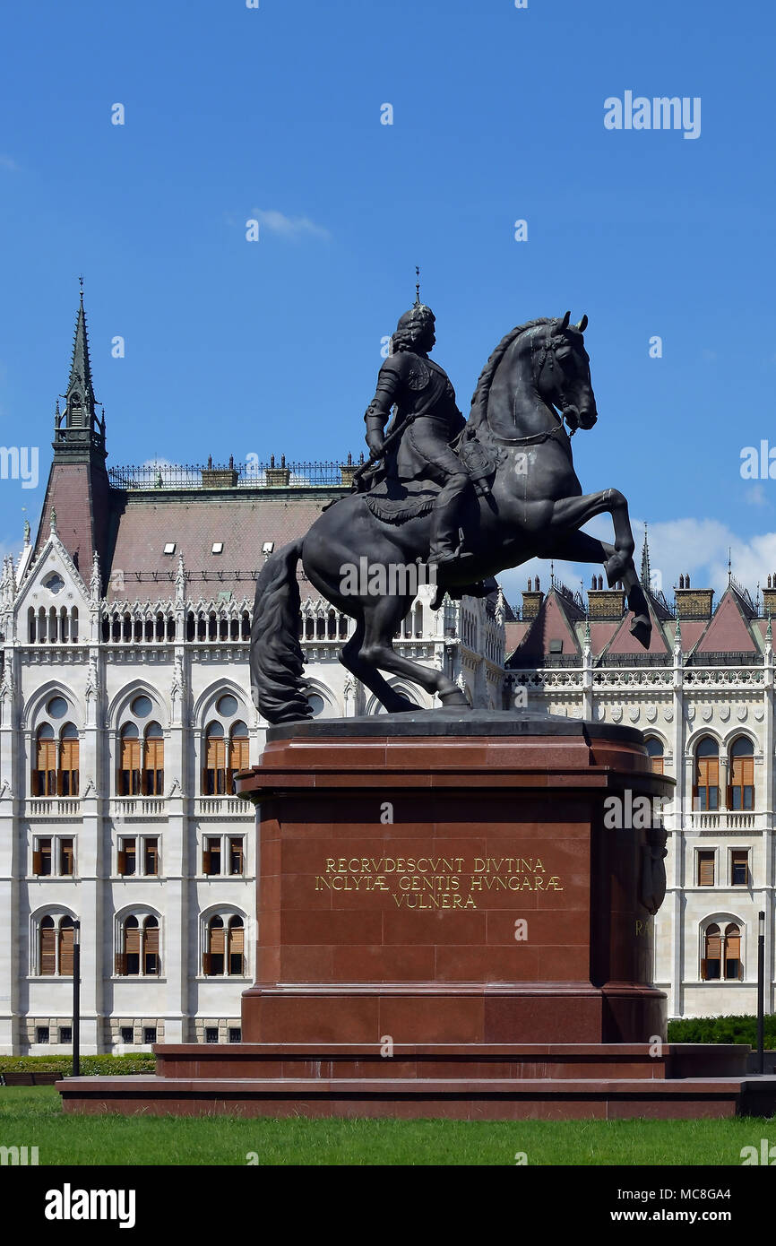 Reiterstatue des ungarischen nationalen Helden Ferenc Rákóczi II. auf dem Platz Kossuth Lajos ter vor dem ungarischen Parlament im Kopf Stockfoto