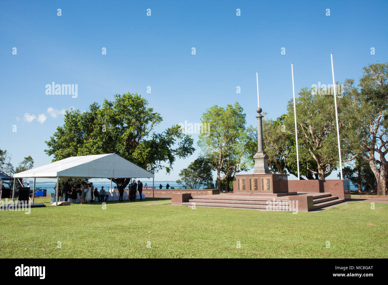 Darwin, NT, Australia-April 10,2018: ehrenmal War Memorial, Zelt und Menschen für Royal Kranzniederlegung Zeremonie in Darwin, Australien warten Stockfoto