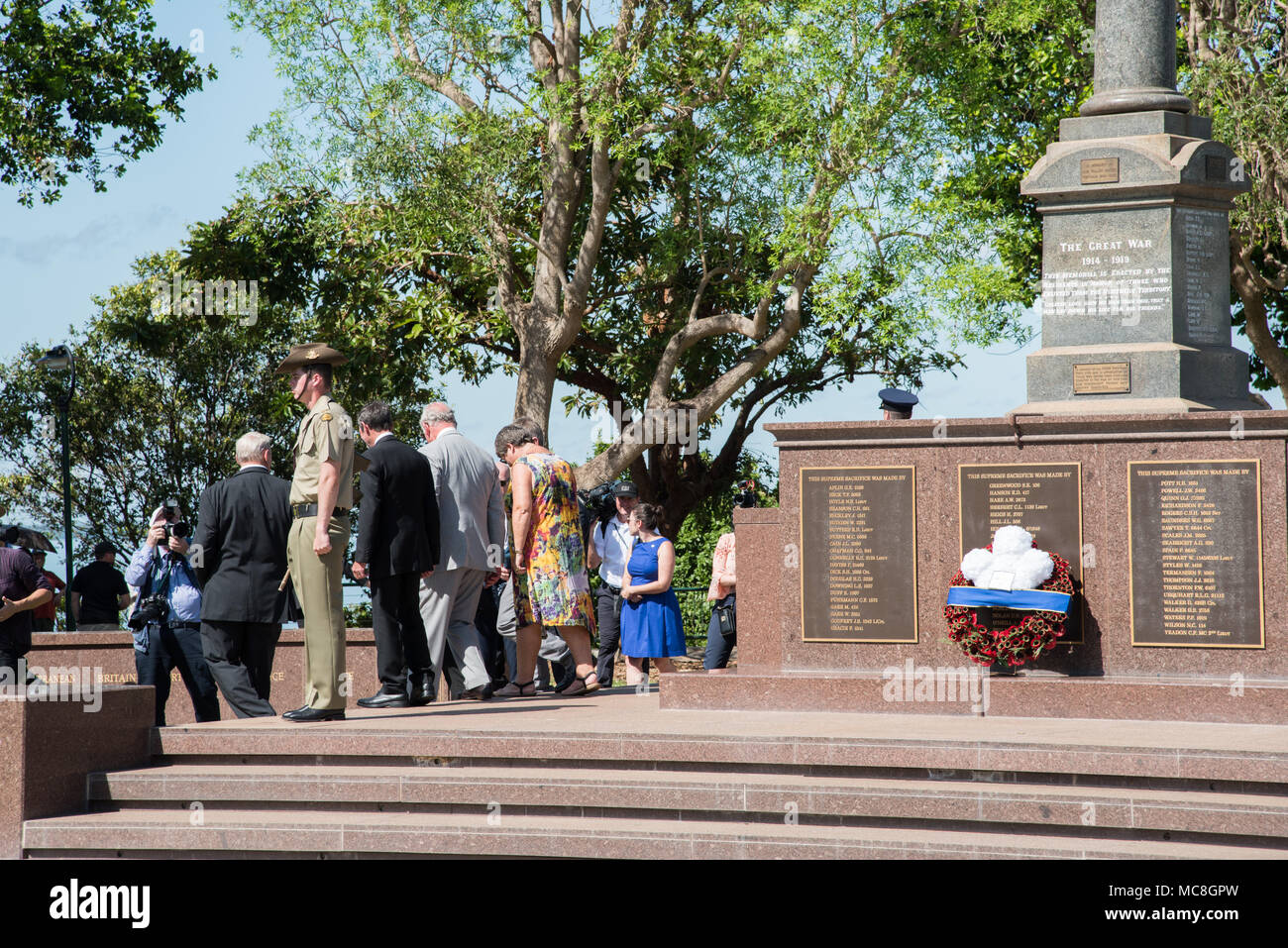 Darwin, NT, Australia-April 10,2018: Prinz Charles anzeigen Kenotaph Kriegerdenkmal nach kranzniederlegung Zeremonie an Bicentennial Park in Darwin, Australien Stockfoto