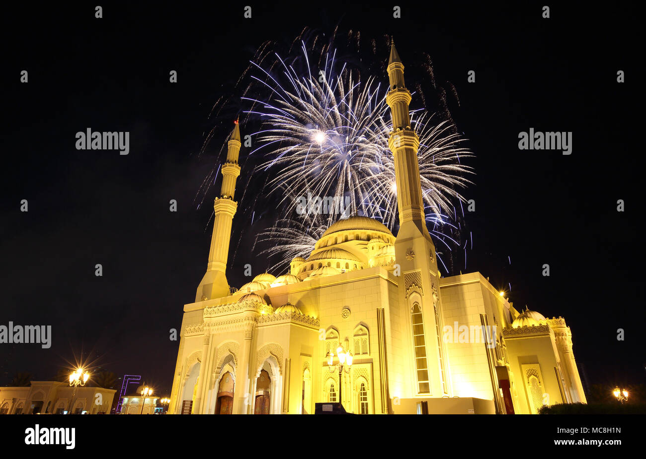 Eine Feier des Ramadan Feuerwerk in einer Moschee in Sharjah VAE Stockfoto